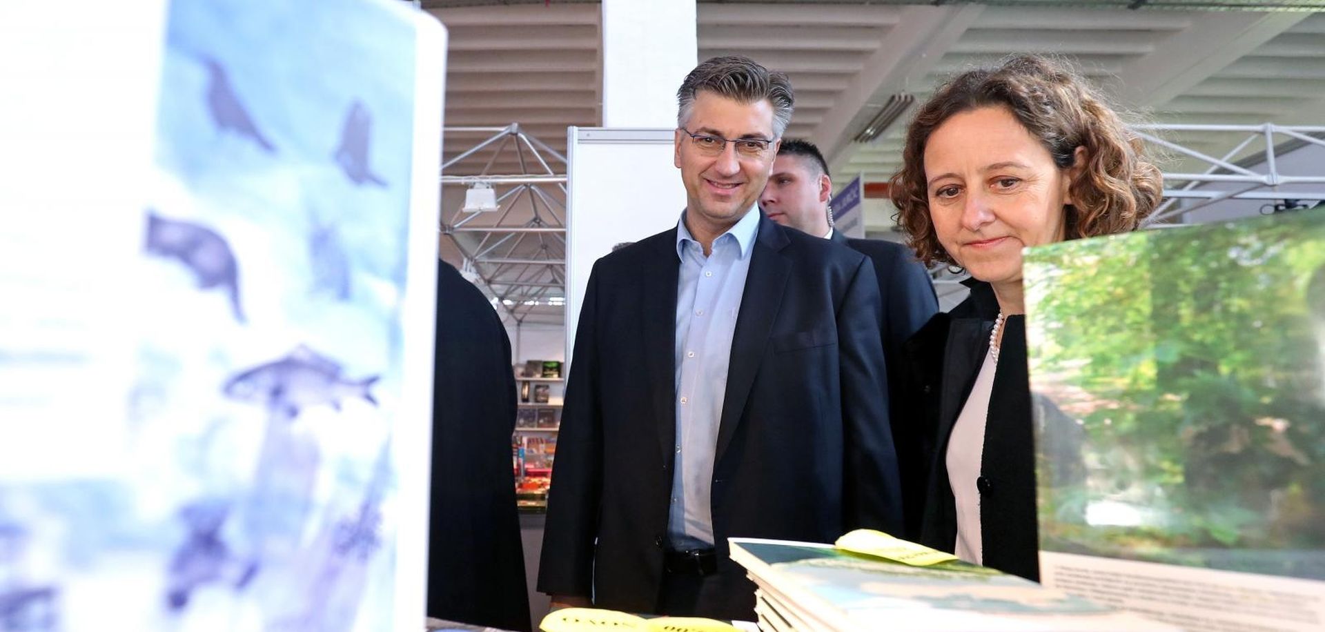 17.11.2018., Zagreb, Velesajam - Predsjednik Vlade RH Andrej Plenkovic u drustvu Ministra Davora Bozinovica i ministrice Nine Obuljen Korzinek obisao je Interliber 41. Medjunarodni sajam knjiga i ucila.
Photo: Igor Kralj/PIXSELL