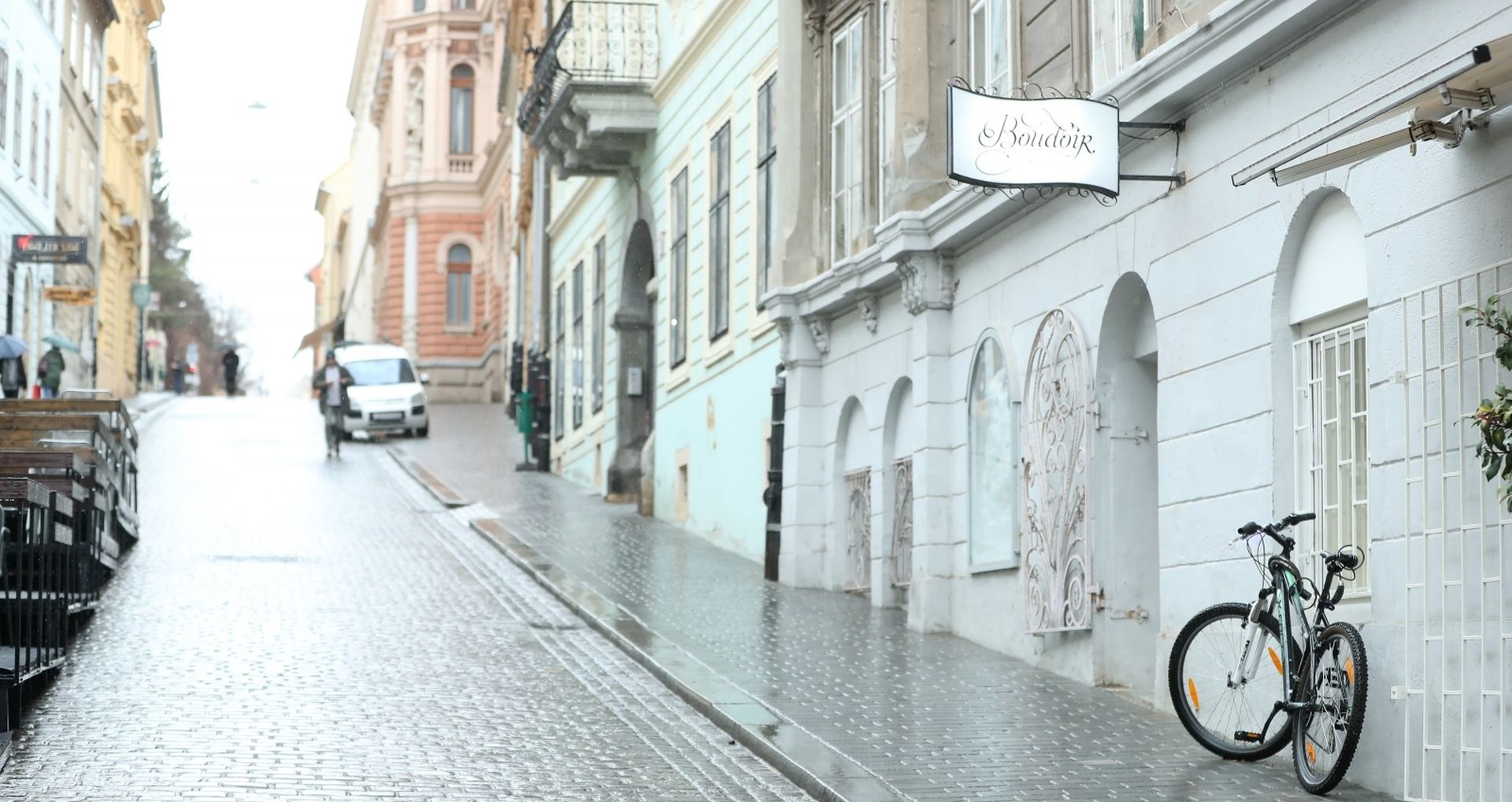 Zagreb: Na biciklu ostavljena poruka za vlasnika koji ga zaključava za rešetke prozora  18.01.2019., Radiceva ulica, Zagreb - Poruka ostavljena na biciklu koja upozorava vlasnika da ce biti pozvana policija ukolika veze bicikl na ovu ogradu. 
Photo: Sanjin Strukic/PIXSELL