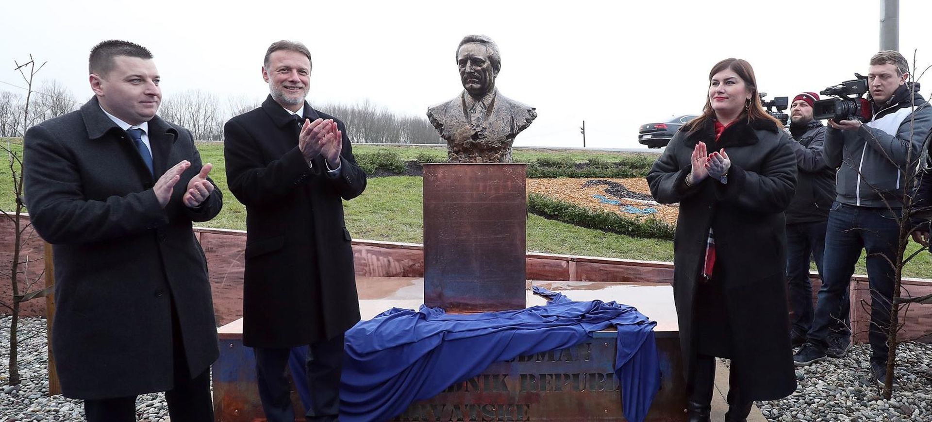18.01.2019., Rugvica - U Rugvici je otvoren novouredjeni Trg dr. Franje Tudjmana koji je obnovljen uz pomoc proracunskih sredstava Opcine Rugvica i Ministarstva regionalnog razvoja i fondova EU, za sto je osigurano 650.000 kuna bespovratnih sredstava. Na Trgu je postavljen i spomenik prvom predsjedniku Republike Hrvatske dr. Franji Tudjmanu, ciji je autor akademski kipar Ante Jurkic. Gabrijela Zalac, Gordan Jandrokovic, Mate Cicak. 
Photo: Goran Stanzl/PIXSELL