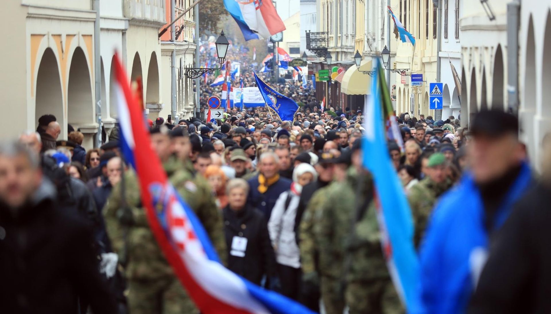 18.11.2018., Vukovar - Dan sjecanja na zrtvu Vukovara 1991.-2018. Kolonom sjecanja od vukovarske bolnice do memorijalnog groblja odaje se pocast Gradu Heroju, njegovoj zrtvi i stanovnicima tog grada. Na Kriznom putu - Koloni sjecanja sudjelovali su hrvatski branitelji s clanovima obitelji poginulih, ubijenih i zatocenih branitelja, drzavni vrh i brojni gradjani. Photo: Slavko Midzor/PIXSELL