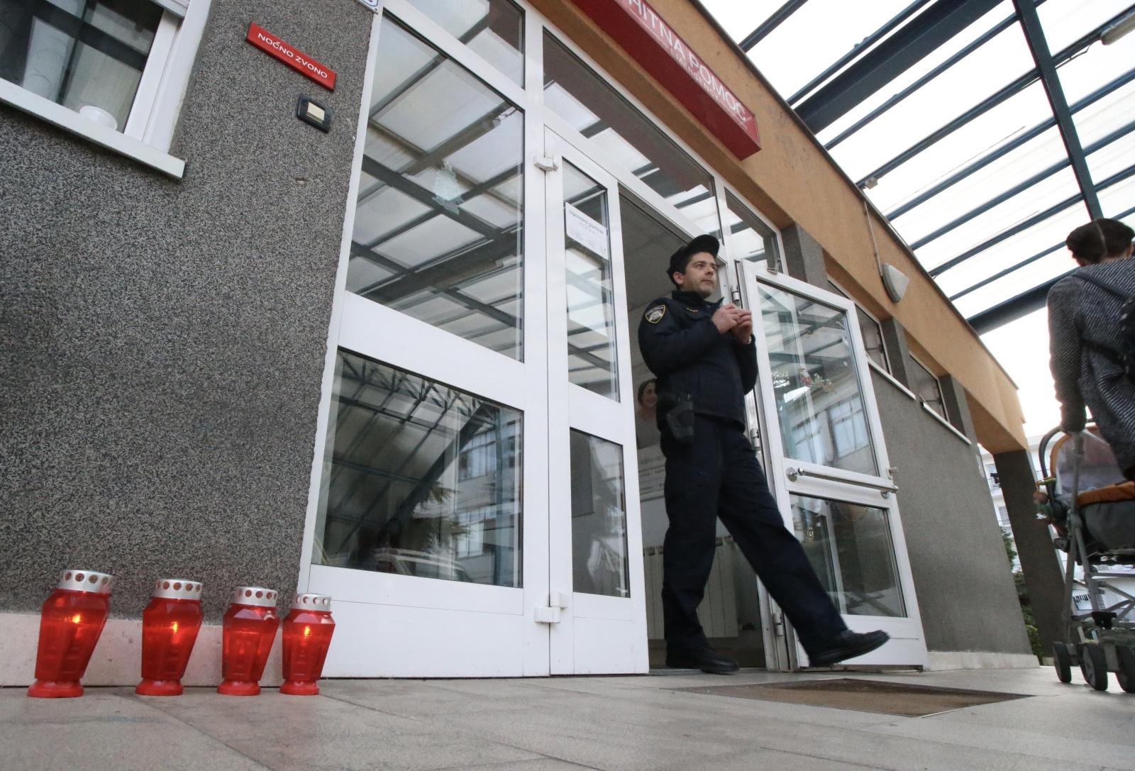 Prosvjed građana zbog rada Doma zdravlja i Hitne pomoći u Metkoviću 19.12.2018., Metkovic - Clanovi inicjative Mame i tate organizirali su mirni prosvjed ispred Doma zdravlja u Metkovicu nezadovoljni odnosom prema pacijentima i nezadovljni pruzanjem lijecnickih usluga, a sve potaknuto nakon sto je njihov susjed devetogodisnjak preminuo u bolnici. Photo: Ivo Cagalj/PIXSELL