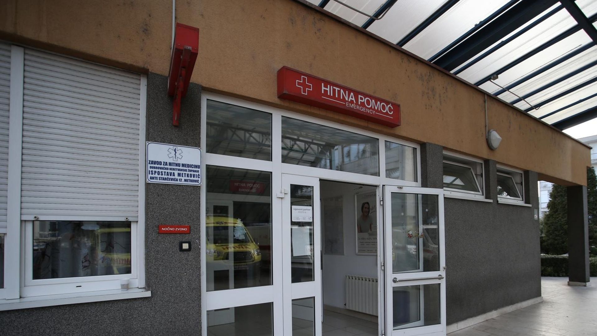 Prosvjed građana zbog rada Doma zdravlja i Hitne pomoći u Metkoviću 19.12.2018., Metkovic - Clanovi inicjative Mame i tate organizirali su mirni prosvjed ispred Doma zdravlja u Metkovicu nezadovoljni odnosom prema pacijentima i nezadovljni pruzanjem lijecnickih usluga, a sve potaknuto nakon sto je njihov susjed devetogodisnjak preminuo u bolnici. Photo: Ivo Cagalj/PIXSELL
