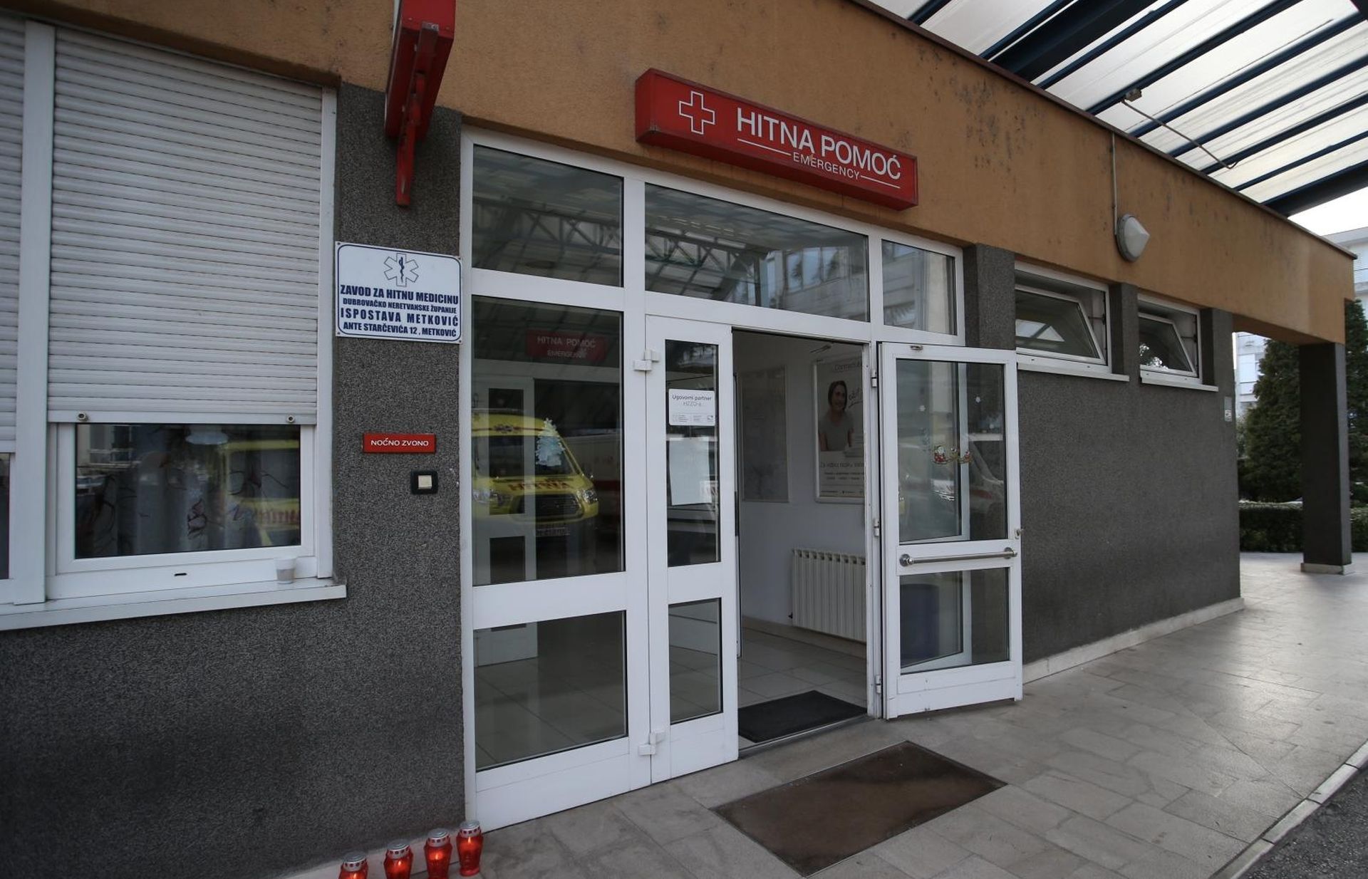 Prosvjed građana zbog rada Doma zdravlja i Hitne pomoći u Metkoviću 19.12.2018., Metkovic - Clanovi inicjative Mame i tate organizirali su mirni prosvjed ispred Doma zdravlja u Metkovicu nezadovoljni odnosom prema pacijentima i nezadovljni pruzanjem lijecnickih usluga, a sve potaknuto nakon sto je njihov susjed devetogodisnjak preminuo u bolnici. Photo: Ivo Cagalj/PIXSELL