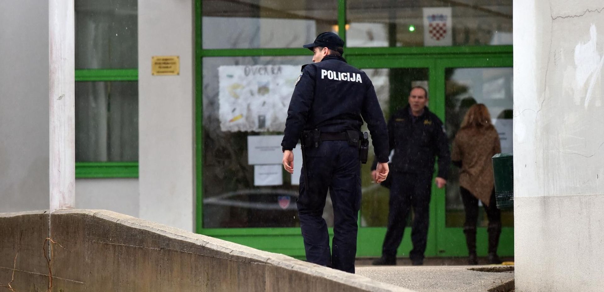 21.01.2018., Brodarica - Domar koji se jutros zakljucao u Osnovnu skolu Brodarica te nikog nije htio pustiti unutra, doveden je oko 8,30 sati u prostorije Policijske uprave sibensko-kninske. Nije bio naoruzan niti je ikome prijetio, a djeca su odmah poslana kuci.

Photo: Hrvoje Jelavic/PIXSELL