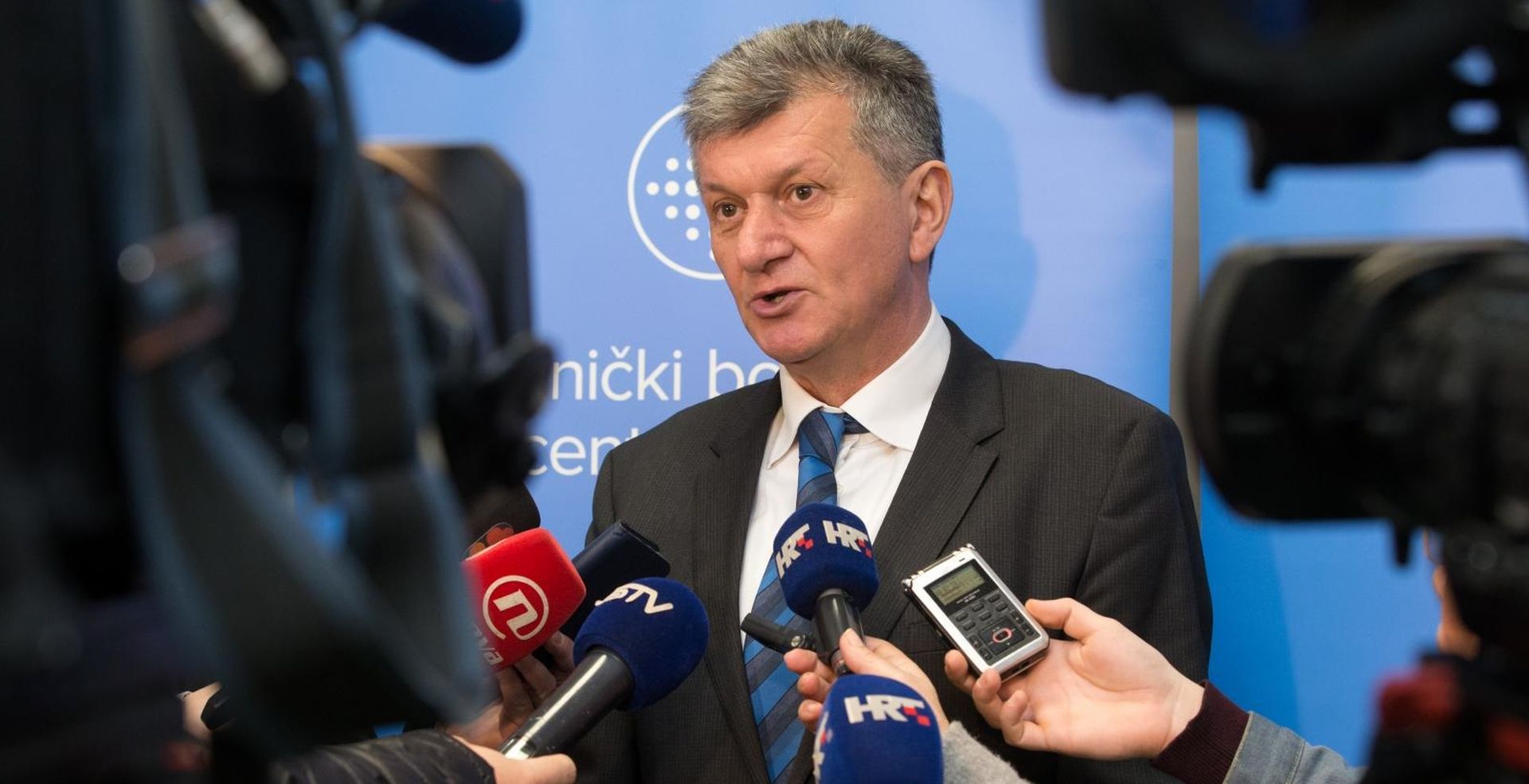 Ministar Kujundžić obišao KBC Osijek 19.01.2019., Osijek - Posjet ministra zdravstva prof. dr.sc. Milana Kujundzica KBC-u Osijek, Zavodu za onkologiju i Zavodu za djecju i adolescentsku psihijatriju. 
Photo: Dubravka Petric/PIXSELL