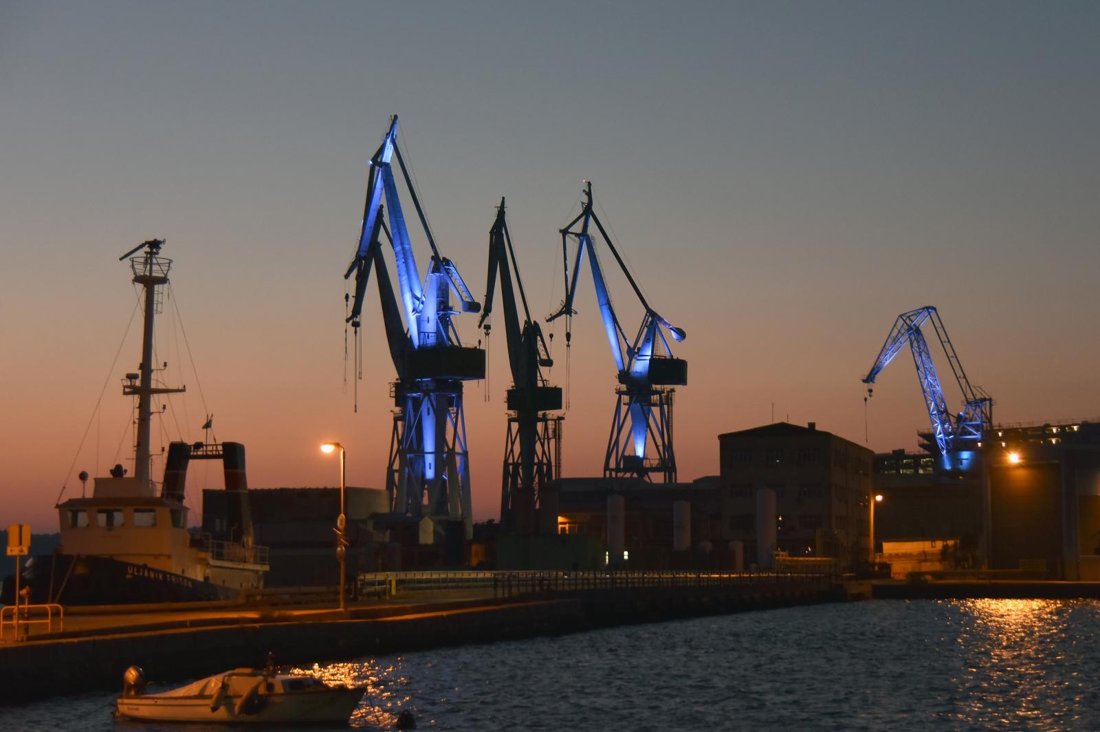 Pula: Uljanikove dizalice obasjane plavi msvijetlom 25.01.2019., Pula - Brodogradiliste Uljanik u vecernjim satima i dizalice obasjane plavim svijetlom. 
Photo: Dusko Marusic /PIXSELL