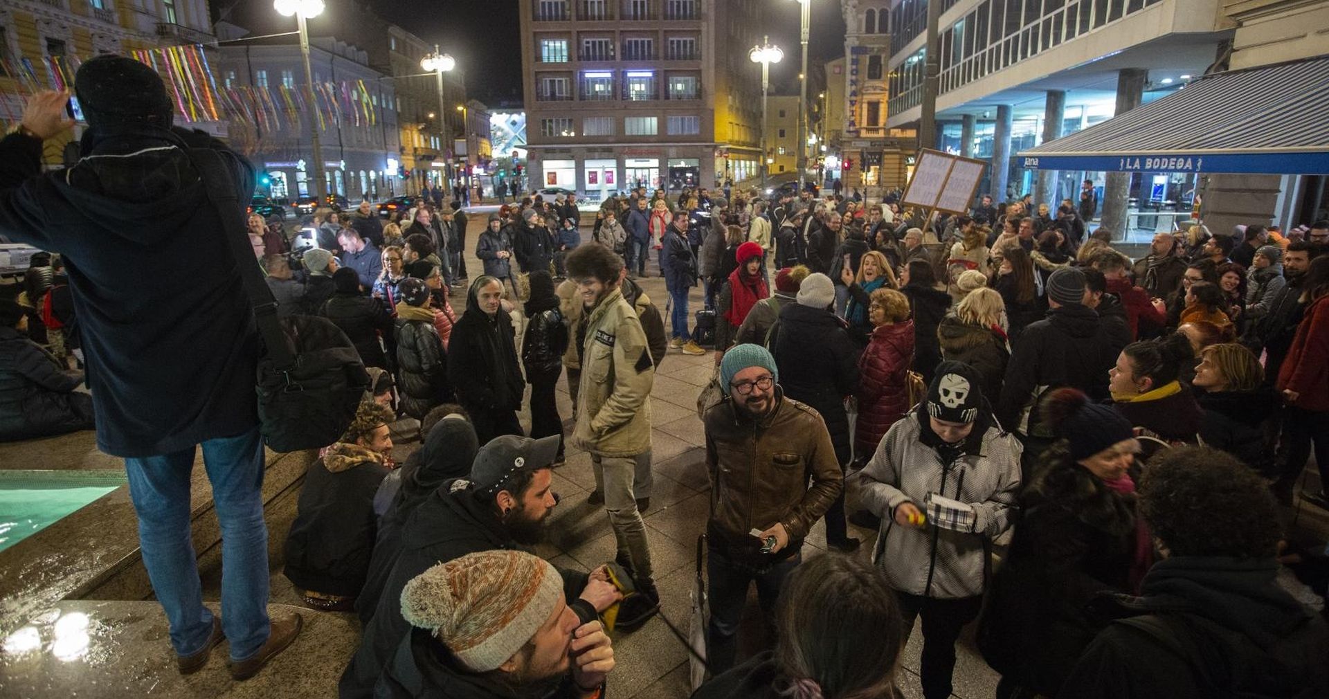 Rijeka: Dvjestotinjak građana okupilo se na prosvjedu "Zapali za Huanita" 28.01.2019., Rijeka - Clanovi alternativne agencije za urbanu underground realizaciju programa za 2020. zvanu "Aupicku" organizirali su prosvjed pod imenom "Zapali za Huanita, zapali za pravosude" na kojemu se okupilo oko dvijetsotinjak gradjana. Photo: Nel Pavletic/PIXSELL