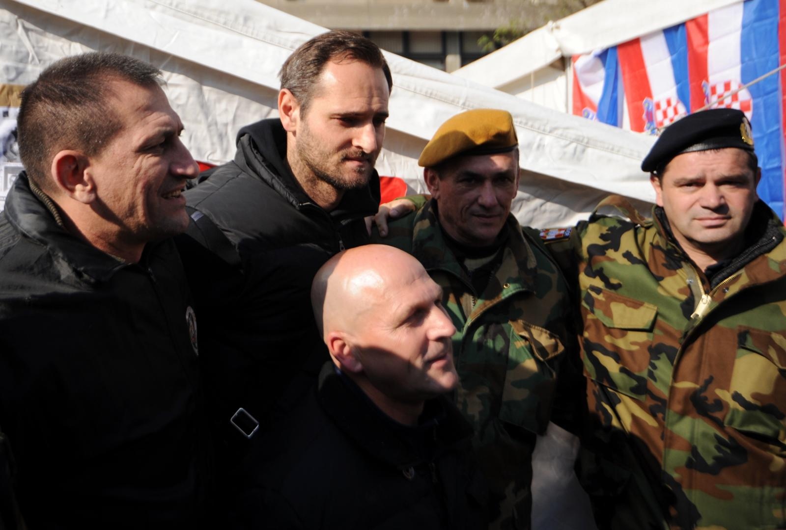 28.10.2014., Zagreb - Josip Simunic posjetio branitelje koji 9. dan prosvjeduju ispred Ministarstva i traze smjenu ministra branitelja Predraga Matica. 
Photo: Marko Lukunic/PIXSELL
