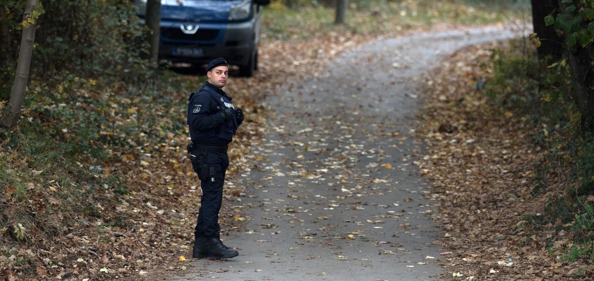 30.10.2016., Jajinci, Beograd, Srbija - Policija osigurava put u  blizini obiteljske kuce premijera Srbije gdje je jucer pronadjen automobil s oruzjem. Vozilo je blindirano, a u njemu su u sanducima pronadjene jedna zolja, cetiri rucne bombe, 100 komada municije kalibra 7,62 milimetra, te jos streljiva nepoznatog kalibra. 
Photo: Srdjan Ilic/PIXSELL