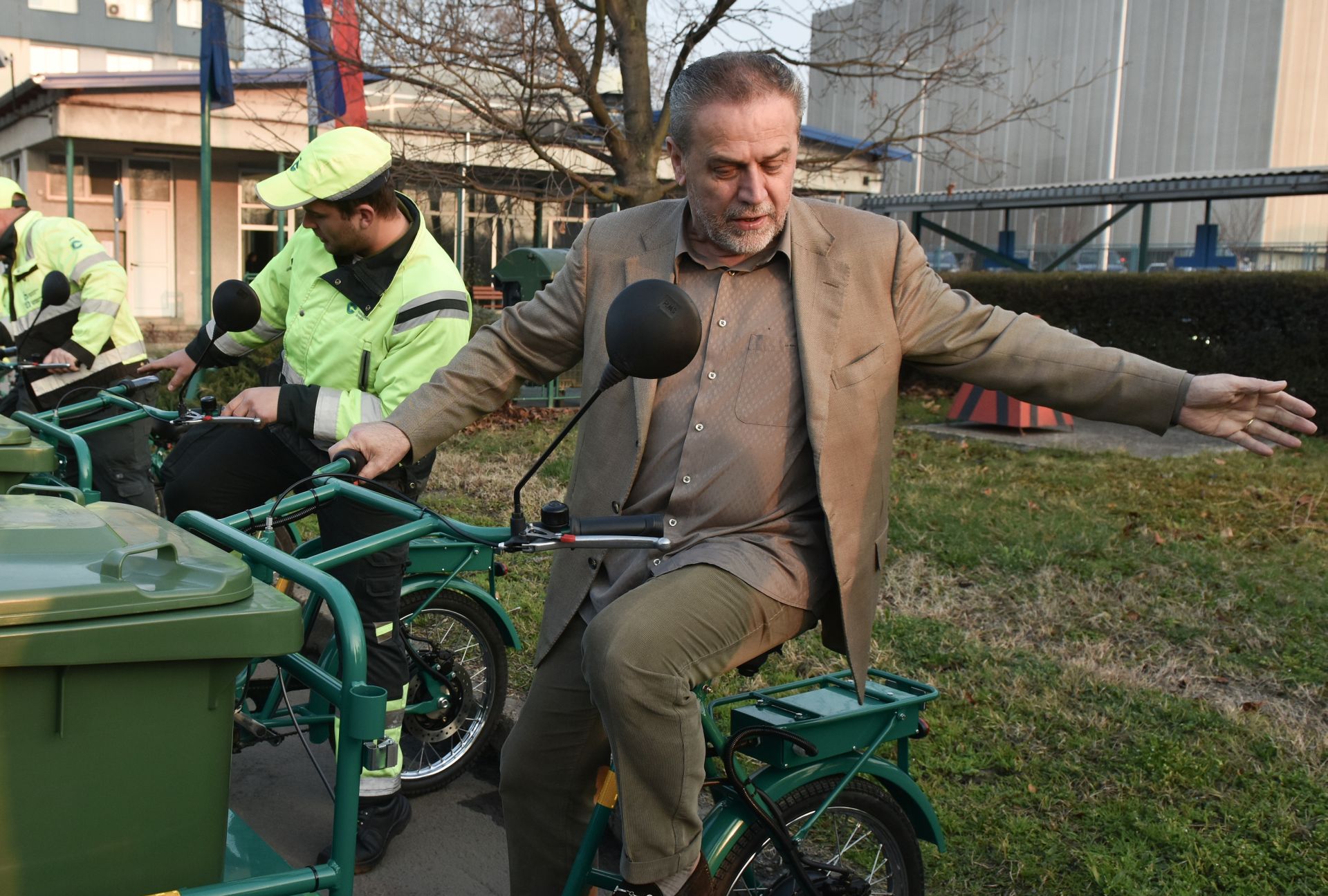 15.03.2017., Zagreb - Gradonacelnik Grada Zagreba Milan Bandic sa svojim suradnicima posjetio je podruznicu Zagrebackog holdinga Cistocu, te Vodoopskrbu i odvodnju. 
U Cistoci predstavljena sest elektricnih radnih trokolica u sluzbi ciscenja, a u ViO-u 20 osobnih vozila Dacia te tri autocisterne za prijevoz vode za pice. 
Photo: Davor Visnjic/PIXSELL