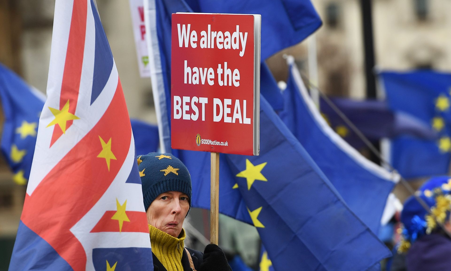 epa07238492 Pro EU protesters demonstrate outside of the parliament calling for a People's Vote in London, Britain, 18 December 2018. It is one hundred days to Brexit. Britain will leave the European Union 29 March. Britain's opposition Labour Party leader Jeremy Corbyn has tabled a motion of no confidence in Prime Minister Theresa May, after she said MPs would not vote on the Brexit deal until 14 January 2019.  EPA/ANDY RAIN