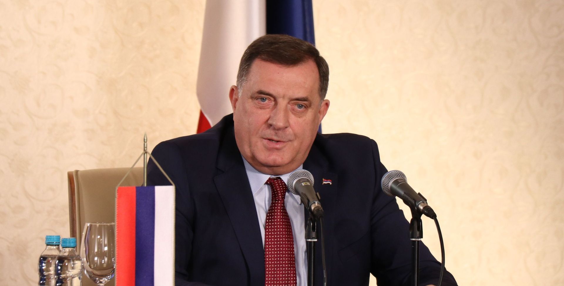 Sarajevo, 30.12.2018 - Predsjedatelj Predsjednitva Bosne i Hercegovine Milorad Dodik ustvrdio je u nedjelju kako se kroz pokret "Pravda za Davida" vodi "specijalni rat" protiv Republike Srpske te je poruèio da ministar unutarnjih poslova RS Dragan Lukaè neæe biti smijenjen ukoliko se ne dokae njegova konkretna odgovornost za neke propuste. Dodik je ovo kazao na novogodinjoj konferenciji za novinstvo koju je odrao u zgradi vlade Republike Srpske u Istoènom Sarajevu pri èemu je istaknuo kako on "nije dunosnik BiH nego predstavnik RS".
foto HINA/ FENA/ Hazim Aljoviæ/ ua