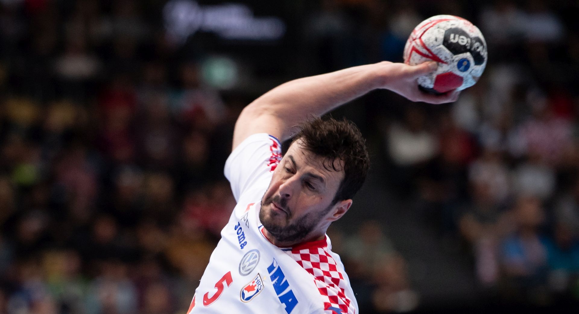 epa07280435 Domagoj Duvnjak of Croatia (R) in action with Kenya Kasahara of Japan (L) during the IHF Men's Handball World Championship match between Croatia and Japan in Munich, Germany, 13 January 2019.  EPA/DANIEL KOPATSCH