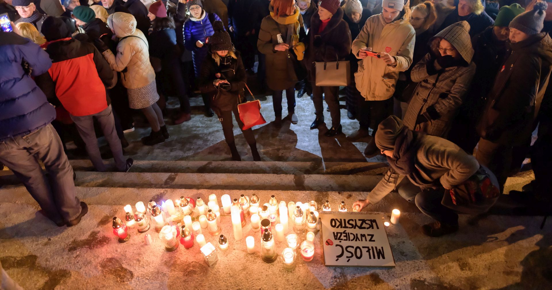 epa07284078 People gather during a protest against violence organized in Poznan, Poland, 14 January 2019. Mayor of Gdansk Pawel Adamowicz died of wounds inflicted by a knife attack on Sunday evening during a nationwide charity gala in Gdansk.  EPA/JAKUB KACZMARCZYK POLAND OUT