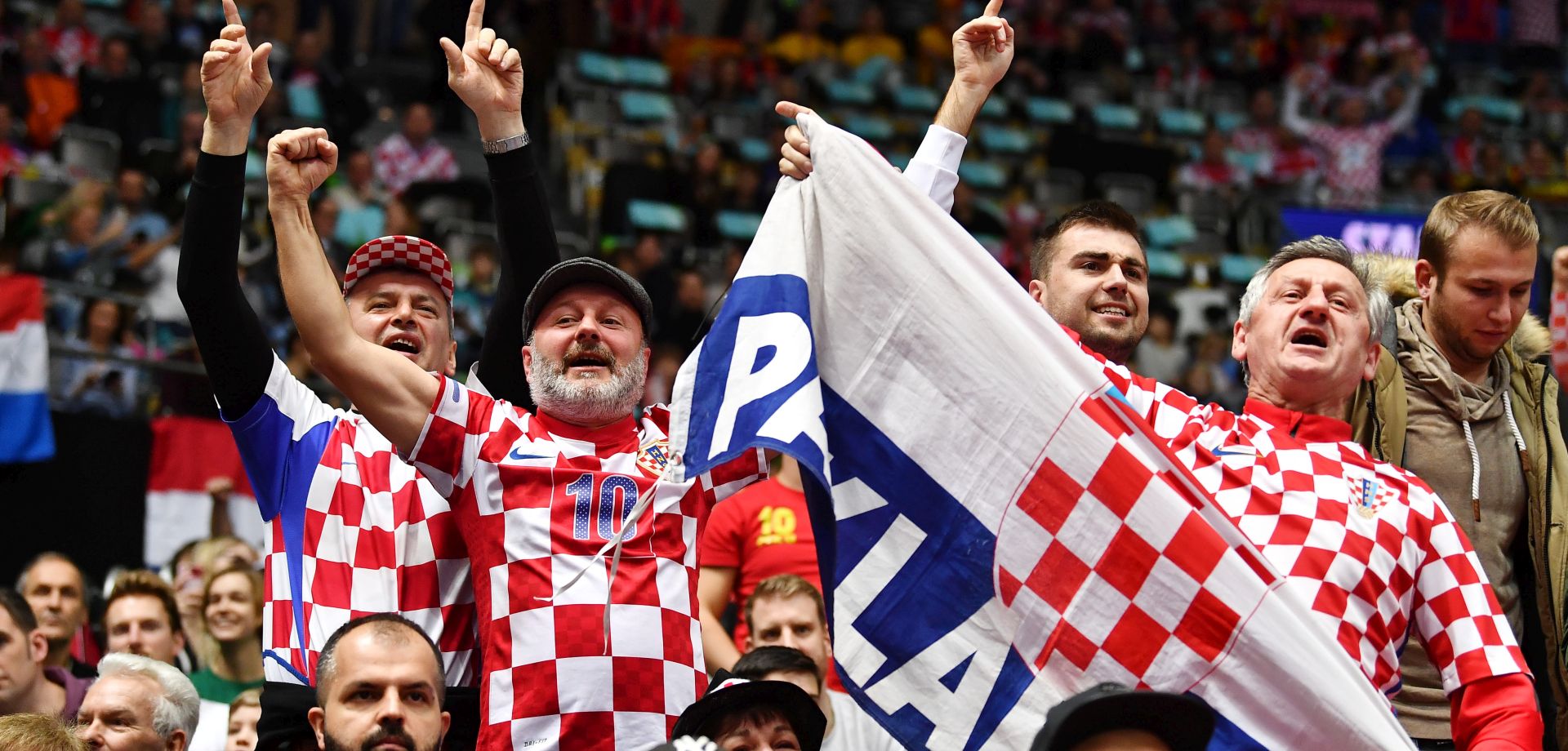 epa07283836 Fans of Croatia cheer during the match between Croatia and Macedonia at the IHF Men's Handball World Championship in Munich, Germany, 14 January 2019.  EPA/LUKAS BARTH-TUTTAS