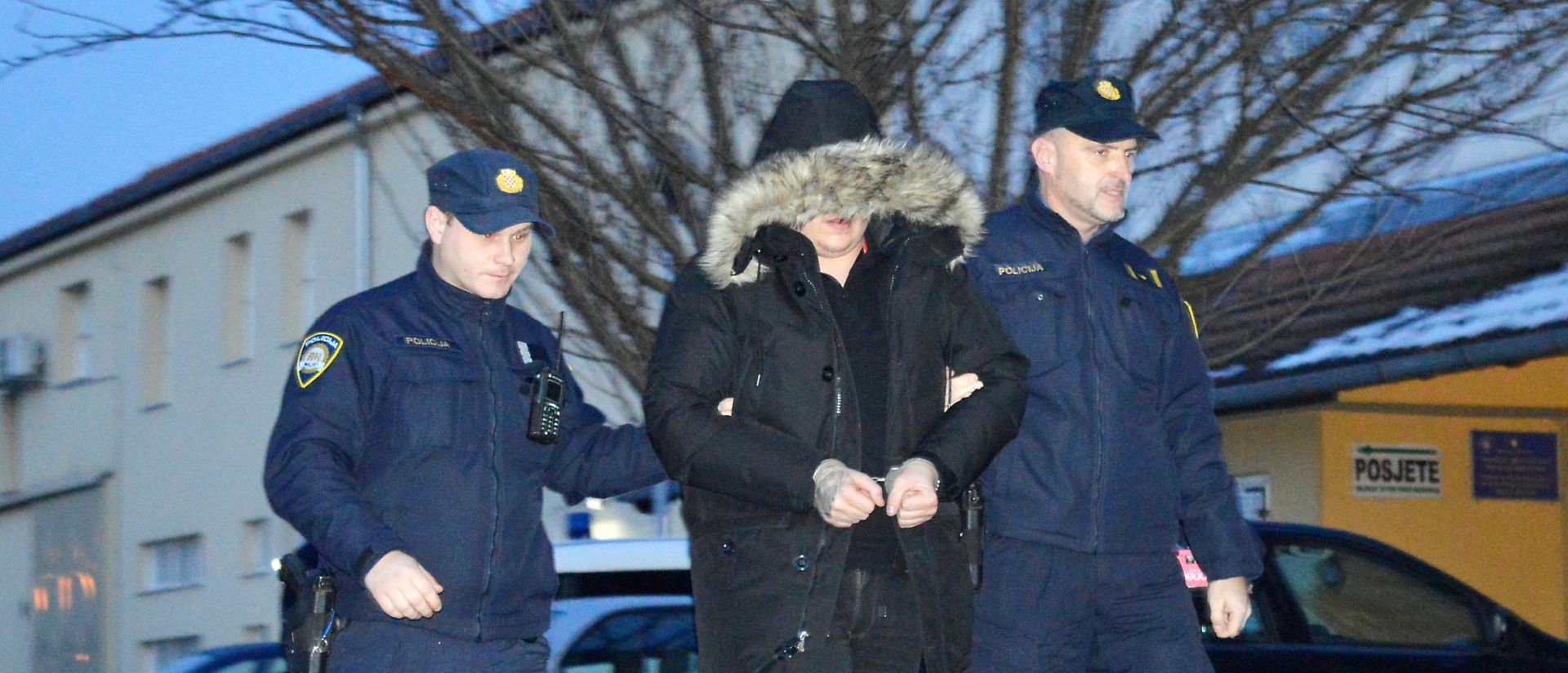 Bjelovar, 9.1.2018 - upanijski sud u Bjelovaru na roèitu u 17 sati odluèuje o prijedlogu upanijskog dravnog odvjetnitvo u Bjelovaru za odreðivanjem jednomjeseènog pritvora za Ivana Ðakiæa, sina saborskog zastupnika Josipa Ðakiæa, zbog opasnosti od ponavljanja kaznenog djela javnog poticanja na nasilje i mrnju. Ivan Ðakiæ priveden je u prostorije upanijskog suda u Bjelovaru u 16.45 sati. 
foto HINA/ Igor KOKORU/ ua