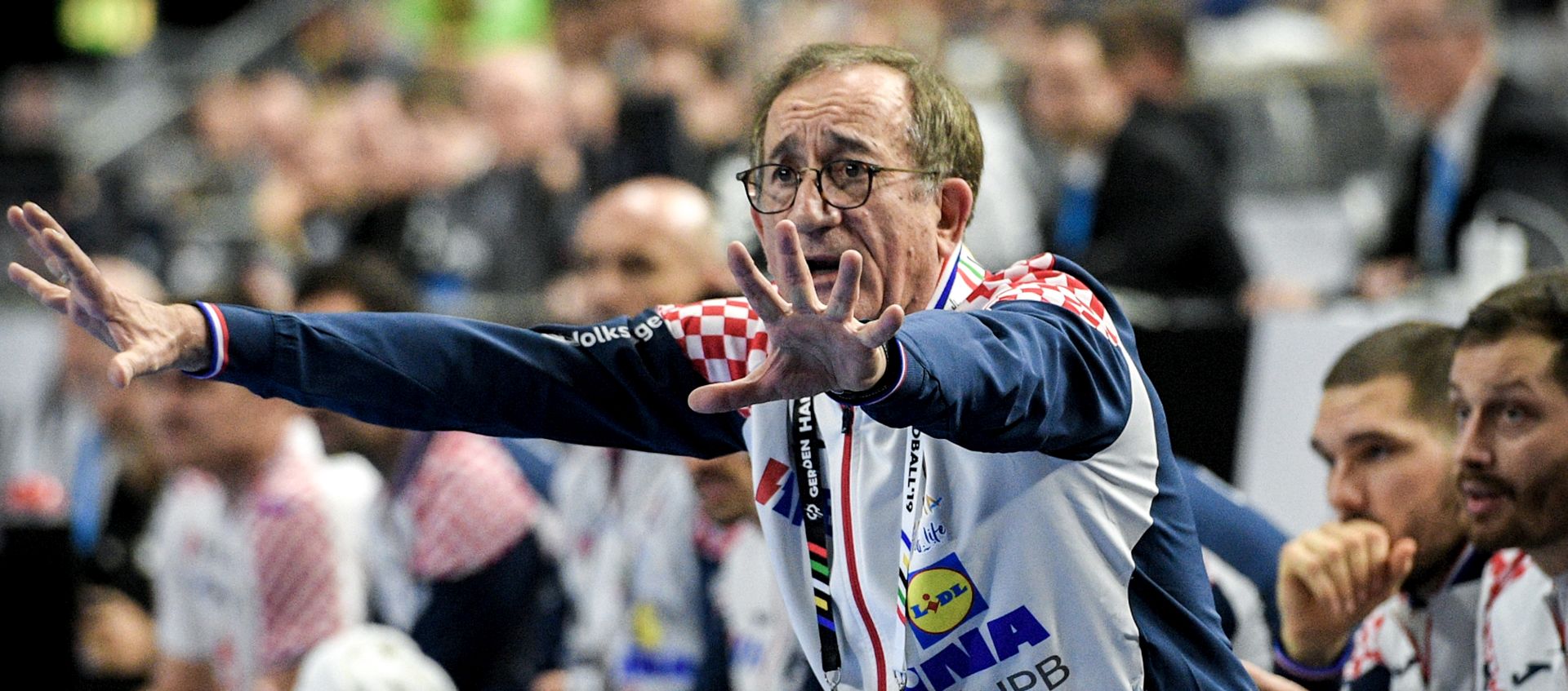 epa07312878 Head coach Lino Cervar of Croatia reacts during the main round group one match between France and Croatia at the IHF Men's Handball World Championship in Cologne, Germany, 23 January 2019.  EPA/SASCHA STEINBACH