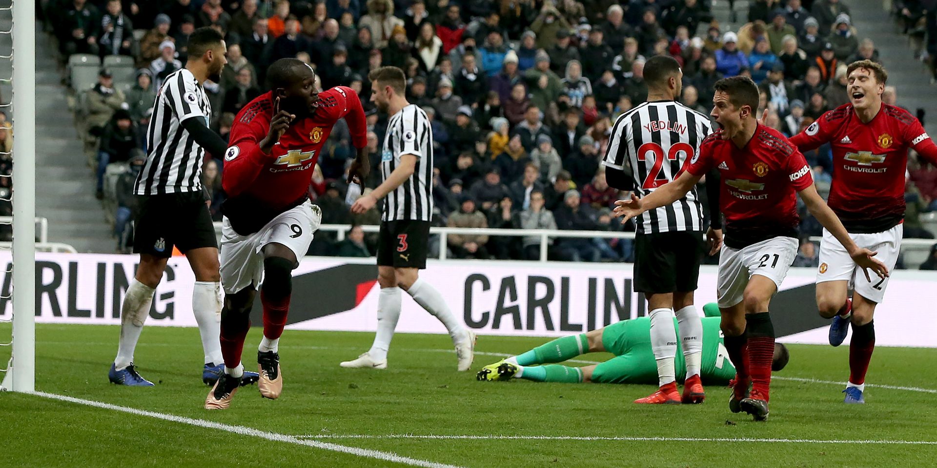 epa07258854 Manchester United's Romelu Lukaku (2ndL) celebrates scoring during the English premier league soccer match between Newcastle United and Manchester United the St James' Park Stadium in Newcastle, Britain, 2 January 2019.  EPA/Nigel Roddis EDITORIAL USE ONLY. No use with unauthorized audio, video, data, fixture lists, club/league logos or 'live' services. Online in-match use limited to 120 images, no video emulation. No use in betting, games or single club/league/player publications