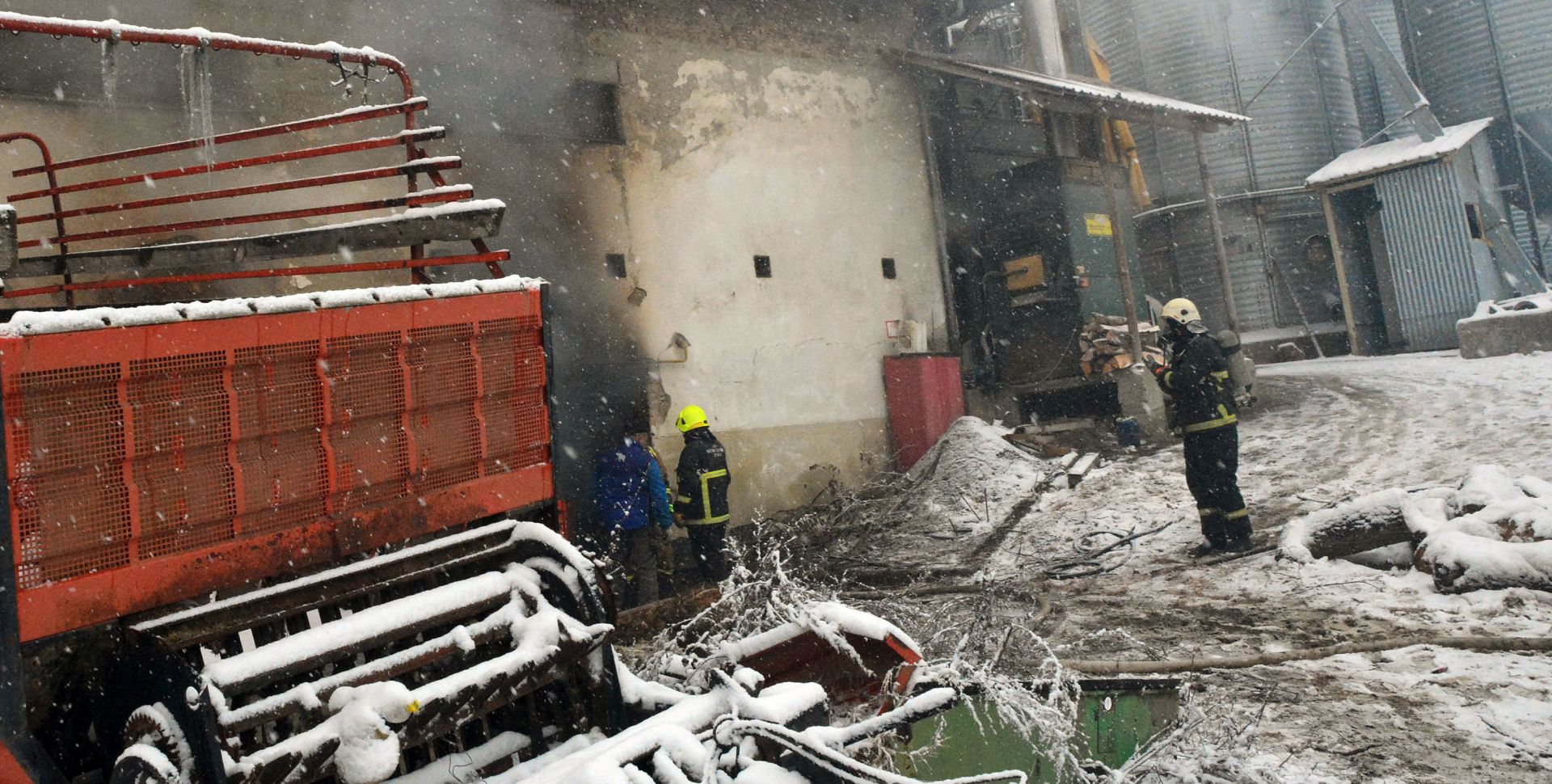 Poega, 05.01.2019. - Bale industrijske konoplje i sijena izgorjele su u subotu ujutro na Eko poljoprivrednom imanju biveg poznatog boksaèa eljka Mavroviæa, koji se nakon prestanka sportske karijere bavi ekolokom proizvodnjom, a u poaru nije bilo ozlijeðenih osoba. Na poarite u mjestu Slobotina, 18 kilometara zapadno od Poege, ubrzo stigli vatrogasci iz Poege, Brestovca i Orljavca, koji su zaustavili irenje vatre.
foto HINA/ ua