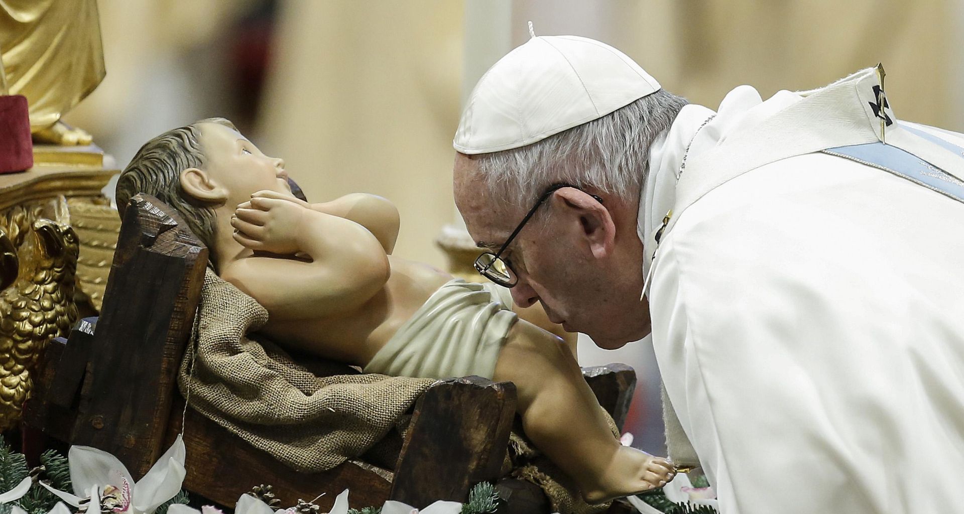 epa07256515 Pope Francis kisses a statue of the baby Jesus during the Mass of the Solemnity of Mary Most Holy, on the 52st World Day of Peace in St. Peter's Basilica at the Vatican, 01 January 2019.  EPA/FABIO FRUSTACI