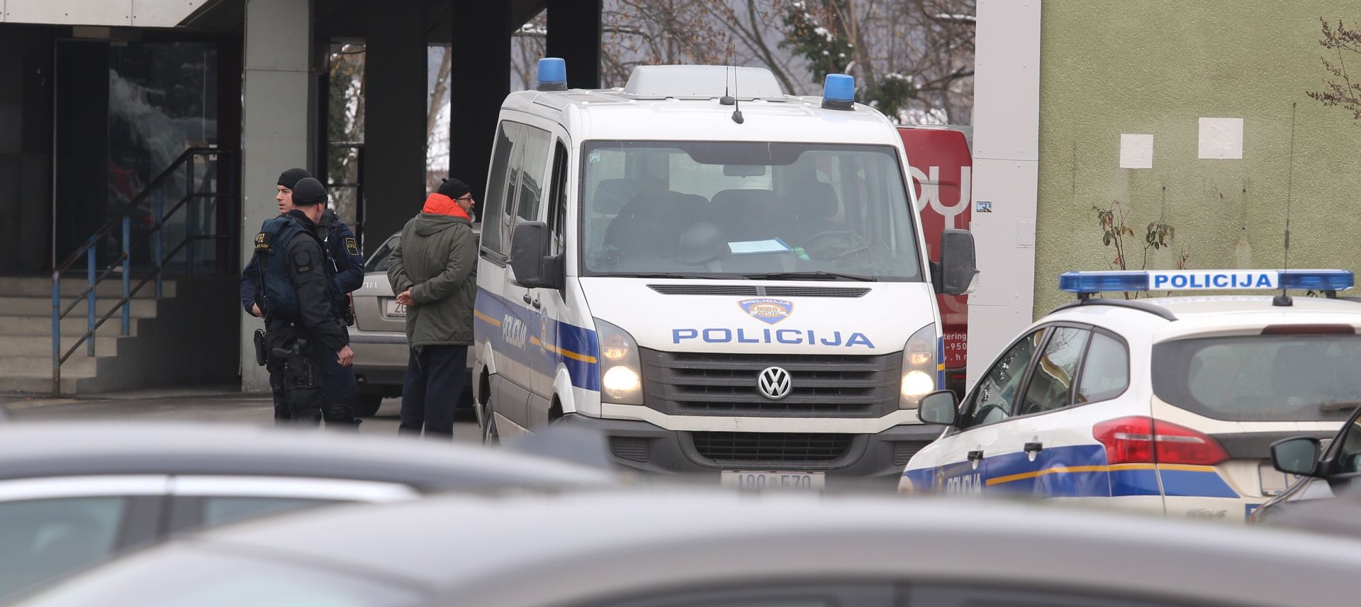 25.01.2019., Klinika za plucne bolest Jordanovac, Zagreb - Danas, oko 10.15 sati temeljem dojave iz bolnice na Jordanovcu da vise osoba stvara nered i napada medicinsko osoblje, na mjesto dogadjaja upuceni su policijski sluzbenici.
Dolaskom policijskih sluzbenika u prostor bolnice, s ciljem smirivanja situacije i sprjecavanja daljnjih protupravnih ponasanja na stetu strucnog osoblja bolnice, policijski su sluzbenici uporabili sredstva prisile nad nekoliko tamo zatecenih osoba. 
Photo: Matija Habljak/PIXSELL