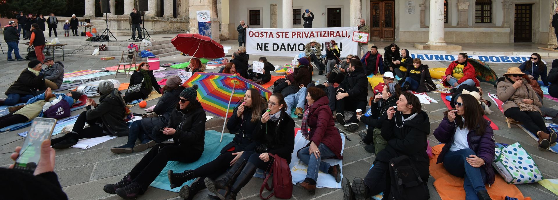Pula: Inicijativa građana "Volim Pulu" prosvjeduje protiv davanja u koncesiju plaže 29.01.2019., Pula -  Uoci pocetka sjednice Gradskog vijeca, na Forumu je odrzan mirni prosvjed inicijative gradjana "Volim Pulu" protiv usvajanja odluke o planovima davanja koncesija na plaze i nauticku luku Bunarina. Photo: Dusko Marusic/PIXSELL