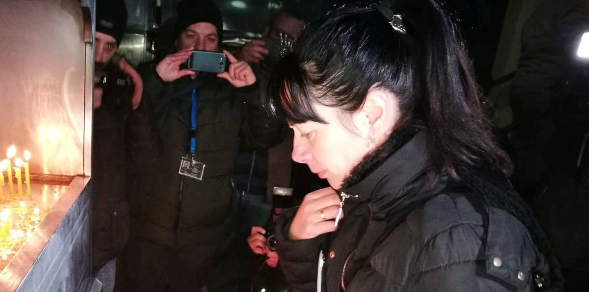 Banja Luka, 01.01.2019 - Nekolicina pripadnika skupine "Pravda za Davida" u utorak se ponovo pojavila pred pravoslavnom sabornom crkvom u Banjoj Luci i tamo su u tiini zapalili svijeæe kako bi na simbolièan naèin podsjetili na svoje zahtjeve da se napokon razjasne okolnosti pod kojima je mladiæ David Dragièeviæ pronaðen mrtav u oujku prole godine.Nakon to je policija donijela odluku o zabrani svih prosvjeda skupine "Pravda za Davida", saborna je crkva postala nekom vrstom njihovog alternativnog okupljalita a meðu onima koji su doli zapaliti svijeæu bila je Suzana Radanoviæ, Davidova majka.Iako je skup nekolicine pripadnika skupine "Pravda za Davida" na trgu pred crkvom protekao potpuno mirno, policija je ipak intervenirala uhitivi Draka Stanivukoviæa, zastupnika oporbene Partije demokratskog progresa (PDP) u Narodnoj skuptini RS.
foto HINA/ BETAPHOTO/ Ljiljana KOVAÈEVIÆ/ ik