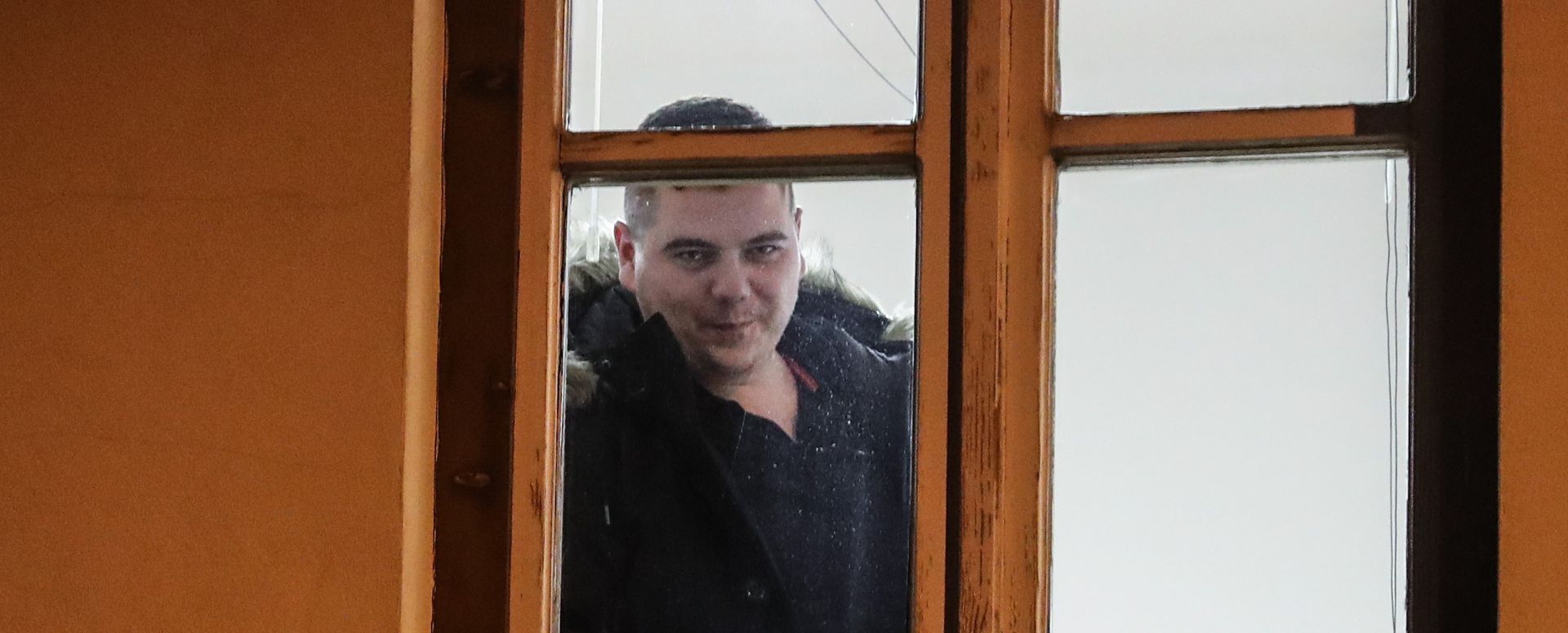 Bjelovar: Sud pustio na slobodu Ivana Đakića i odredio mu mjere opreza 09.01.2019., Bjelovar - Na Zupanijskom odvjetnistu u Bjelovaru zavrseno je rociste te je Ivan Djakic pusten na slobodu. Odredjena mu je mjera opreza i mora se javljati sudu. Prije samog pustanja mladi Djakic na katu zgrade suda gledao je novinare kojima je mahao te pio kavicu da bi nakraju spustao zastore na prozorima. Photo: Robert Anic/PIXSELL