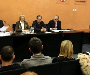 Zagreb, 5.11.2015. - Udruga Hrvatski novinari i publicisti (HNIP) priopæila je u èetvrtak da je na njezinoj izbornoj skuptini za predsjednika HNIP-a izabran Sinia Kovaèiæ, koji je istaknuo kako æe meðu prioritetima biti organiziranje besplatne pravne pomoæi novinarima koji su zbog profesionalnog djelovanja egzistencijalno ugroeni ili profesionalno degradirani, te najavio da æe se HNIP baviti cehovskim pitanjima, a ne jednobojnim politièkim aktivizmom. Na fotografiji Katja Kuec i Marko Juriè (2D).
foto HINA / Hrvatski novinari i publicisti  HNIP / mm