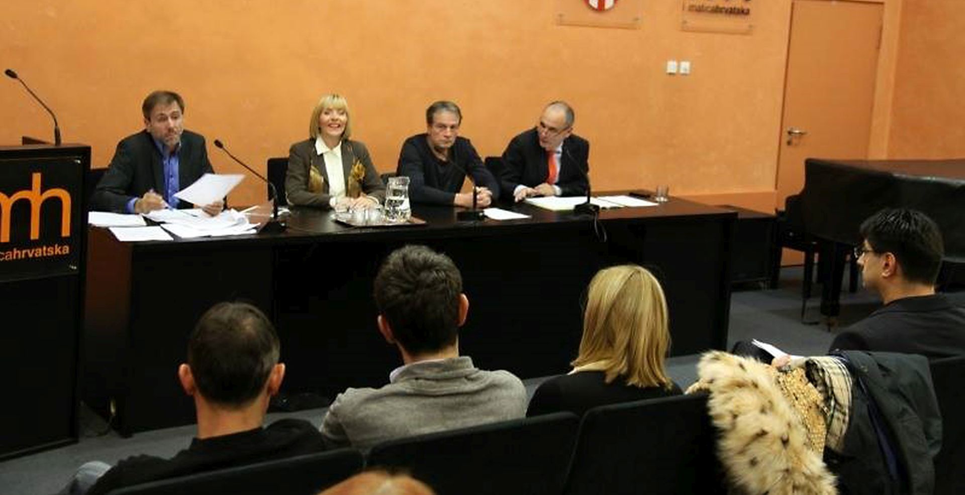 Zagreb, 5.11.2015. - Udruga Hrvatski novinari i publicisti (HNIP) priopæila je u èetvrtak da je na njezinoj izbornoj skuptini za predsjednika HNIP-a izabran Sinia Kovaèiæ, koji je istaknuo kako æe meðu prioritetima biti organiziranje besplatne pravne pomoæi novinarima koji su zbog profesionalnog djelovanja egzistencijalno ugroeni ili profesionalno degradirani, te najavio da æe se HNIP baviti cehovskim pitanjima, a ne jednobojnim politièkim aktivizmom. Na fotografiji Katja Kuec i Marko Juriè (2D).
foto HINA / Hrvatski novinari i publicisti  HNIP / mm