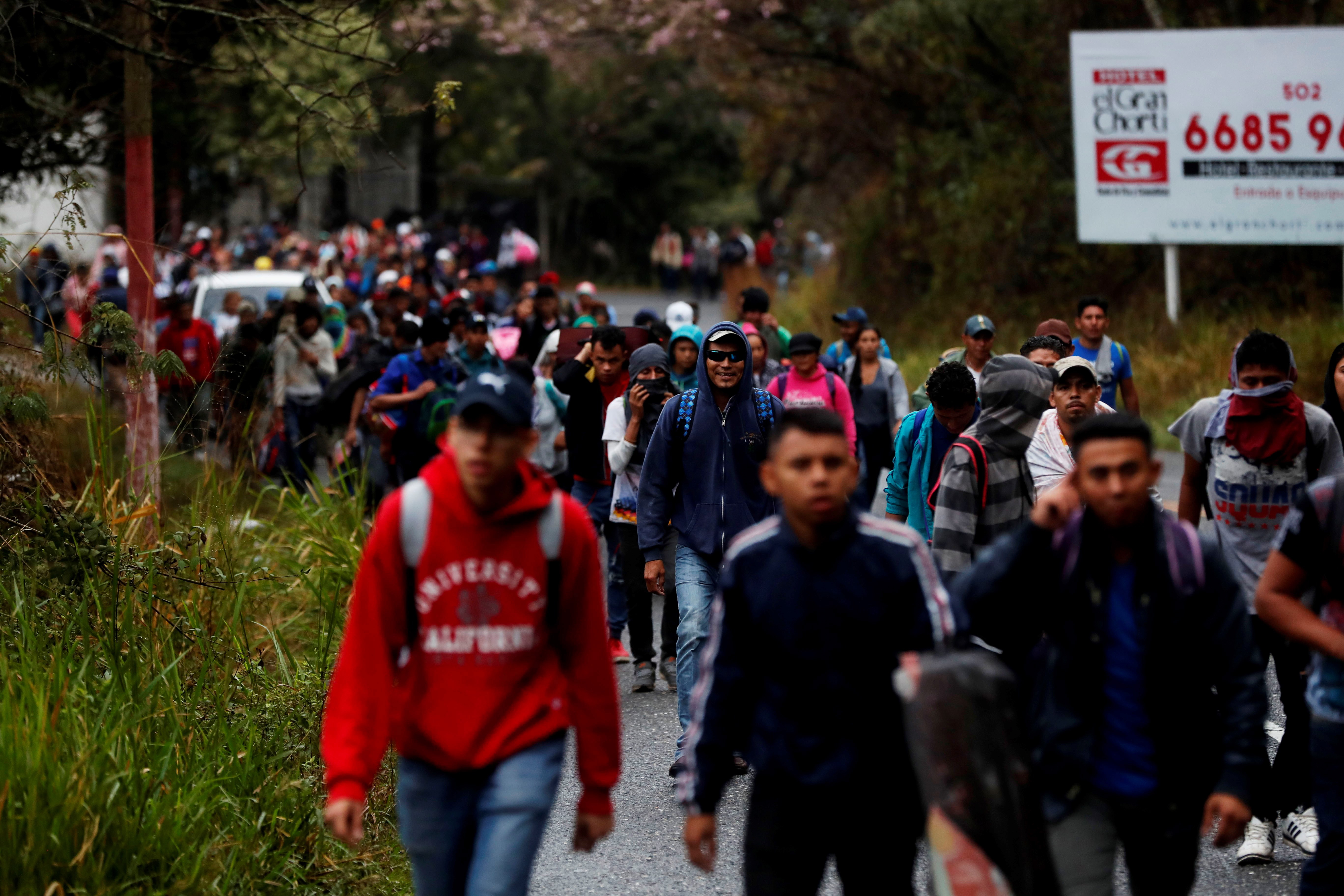epa07290098 A caravan of Honduran migrants going to the United States and that managed to pass with documents the customs of Agua Caliente, continues its walk towards Guatemala City form Esquipulas, Guatemala, 16 January 2019. Some thousand men, women, and minors, started the walk very early in the morning of the same day.  EPA/ESTEBAN BIBA
