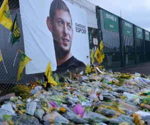 epa07331999 FC Nantes supporters display tributes on the grids of the stadium for Argentinian soccer player Emiliano Sala, ahead of the French League 1 soccer match between Nantes and Saint Etienne at the La Beaujoire stadium in Nantes, France, 30 January 2019. Emiliano Sala went missing on 21 January 2019 after a light aicraft he was travelling in from Nantes to Cardiff disapeared over the English Channel.  EPA/EDWARD BOONE