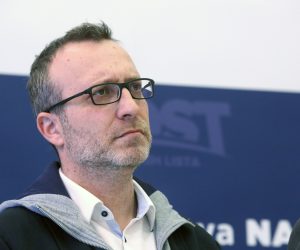 Zagreb, 22.01.2019 - Na konferenciji za medije o poskupljenju odvoza otpada u Zagrebu govorili su saborski zastupnici Mosta nezavisnih lista Slaven Dobroviæ i Marko Sladoljev (na fotografiji) te voditelj Mostovog savjeta za financije, gospodarstvo i poduzetnitvo Vedran Jerkoviæ. foto HINA /Zvonimir KUHTIÆ/ zk