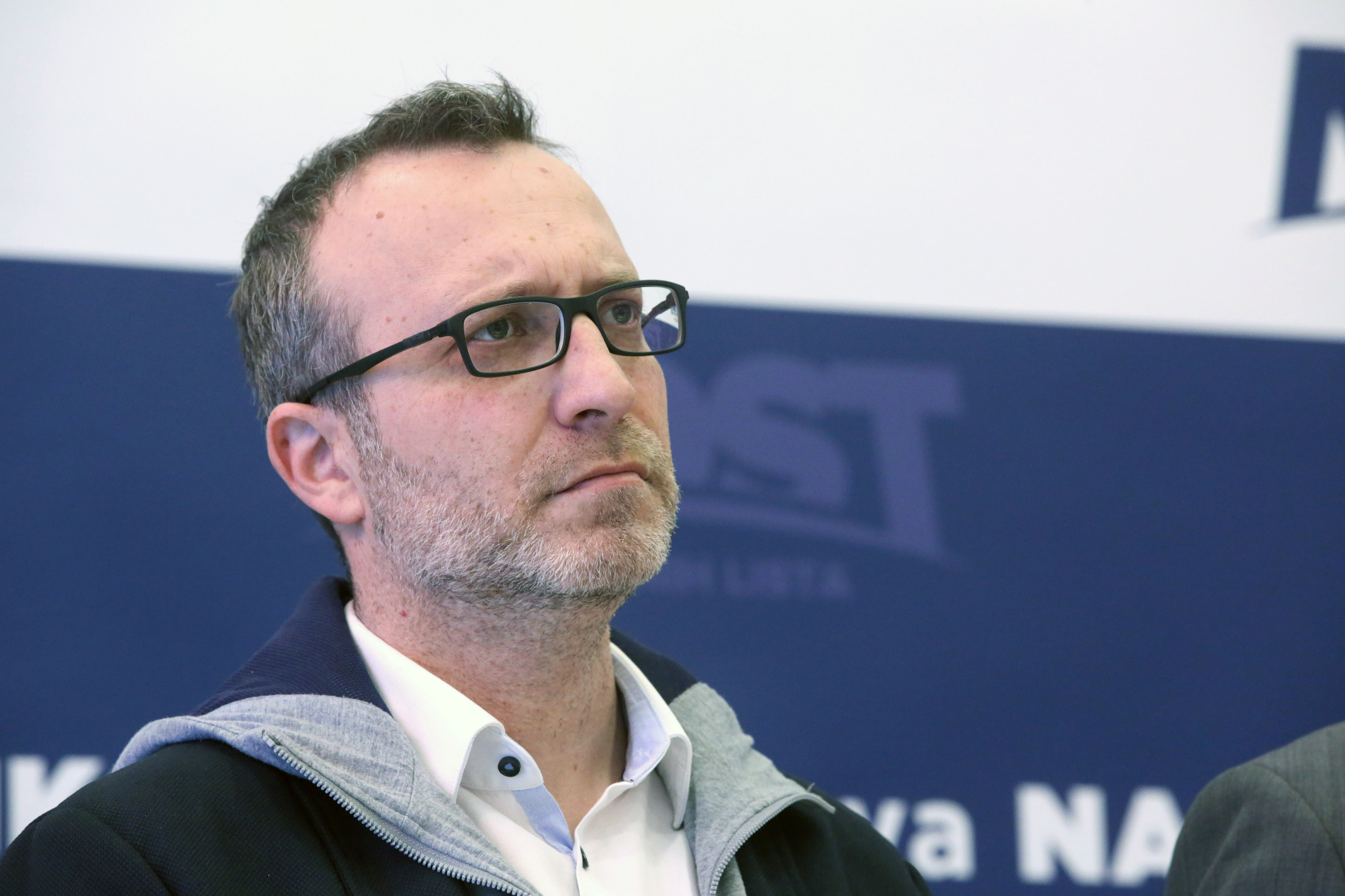 Zagreb, 22.01.2019 - Na konferenciji za medije o poskupljenju odvoza otpada u Zagrebu govorili su saborski zastupnici Mosta nezavisnih lista Slaven Dobroviæ i Marko Sladoljev (na fotografiji) te voditelj Mostovog savjeta za financije, gospodarstvo i poduzetnitvo Vedran Jerkoviæ. foto HINA /Zvonimir KUHTIÆ/ zk
