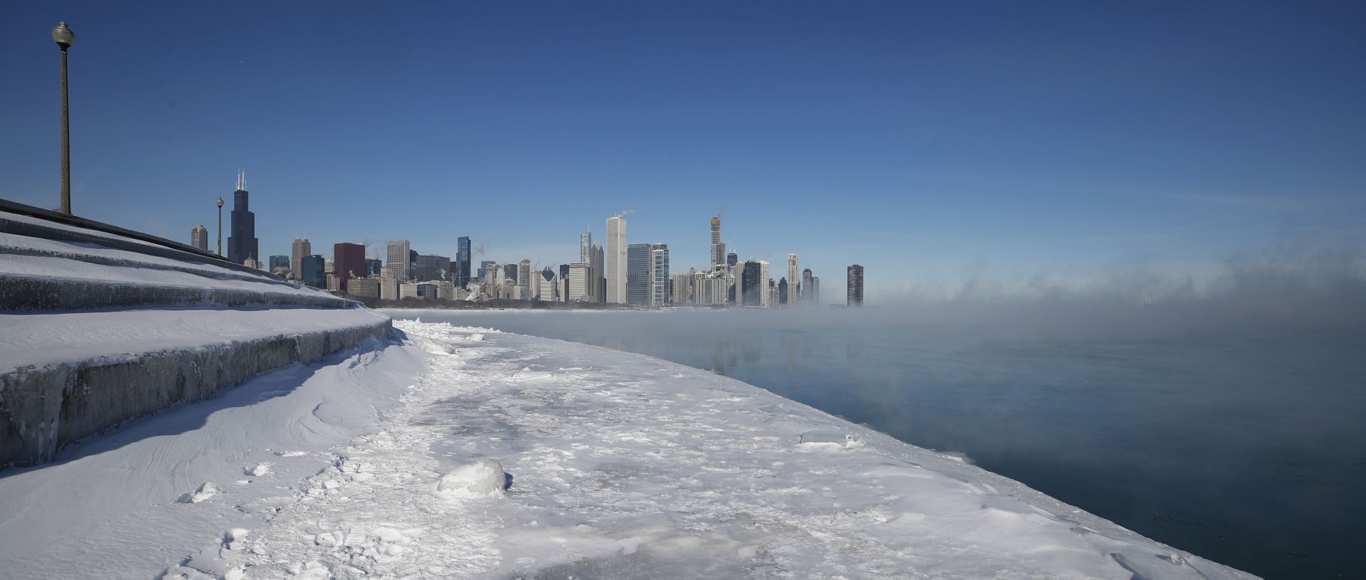 epa07334209 Steam rises from Lake Michigan in Chicago, Illinois USA, 31 January 2019. Media reports state that more than 200 million people are facing freezing temperatures as Polar vortex has gripped the US Midwest in coldspell.  EPA/KAMIL KRZACZYNSKI