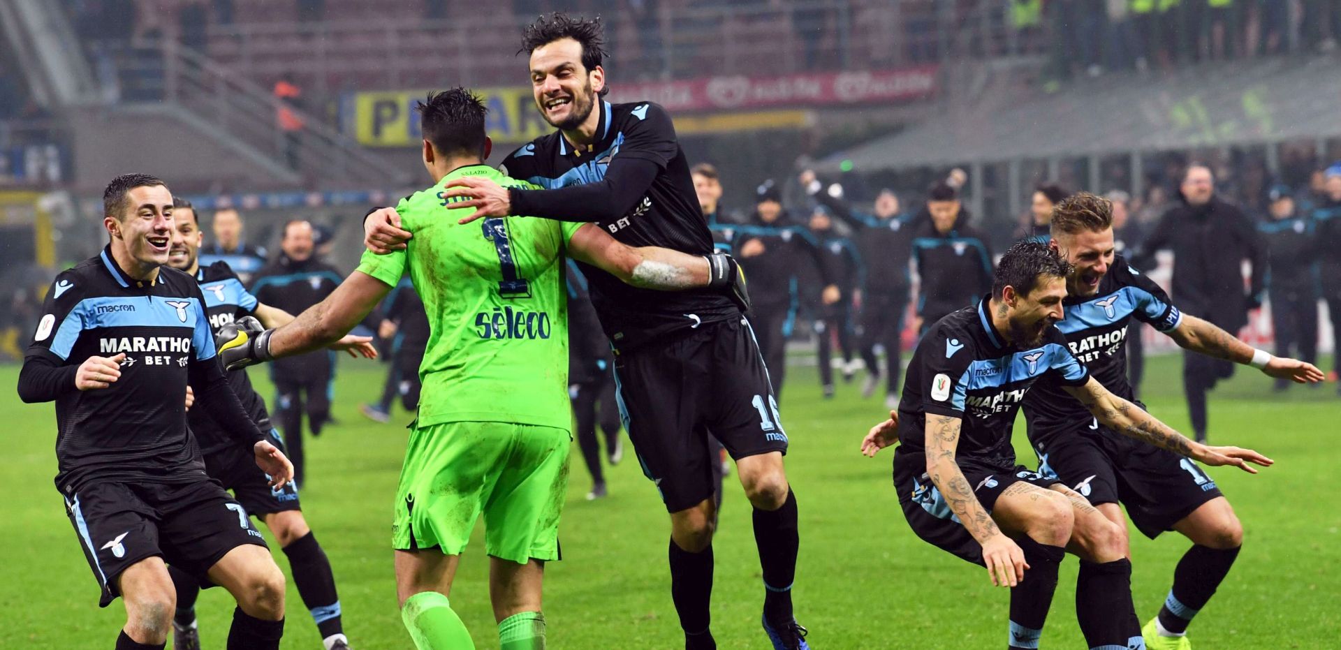 epa07334781 Lazio players celebrate after winning the Coppa Italia quarter final soccer match between Inter Milan and Lazio Rome at the Giuseppe Meazza stadium in Milan, Italy, 31 January 2019.  EPA/DANIEL DAL ZENNARO