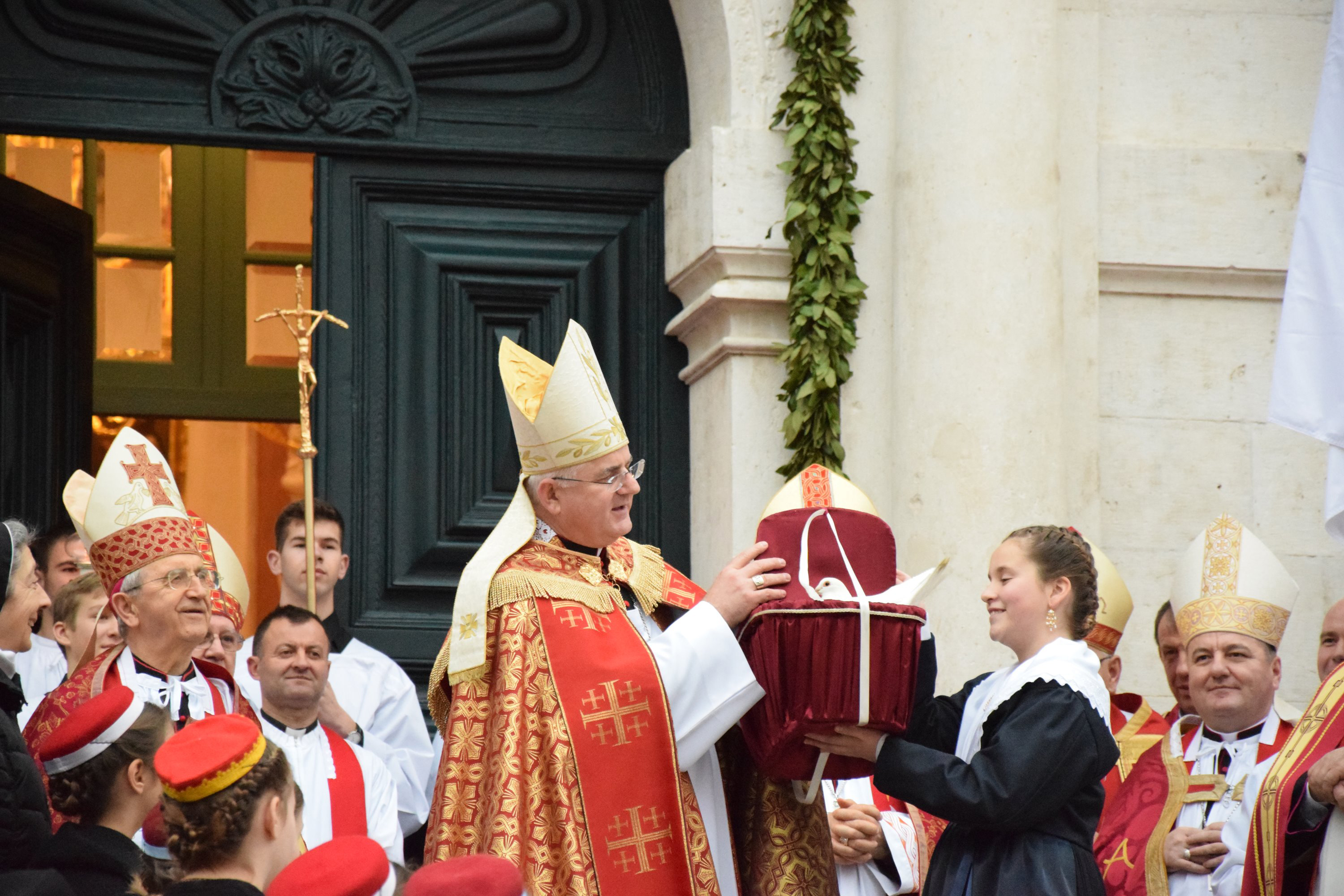 Dubrovnik, 02.02.2019. - Tradicionalnim putanjem golubica te podizanjem barjaka pred crkvom dubrovaèkog zatitnika svetog Vlaha u subotu popodne na blagdan Kandelore (Svijeænica) u Dubrovniku je otvorena 1047. Festa sv. Vlaha. Na slici Mate Uziniæ.
foto HINA/ Baldo MARUNÈIÆ/ ik