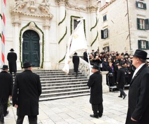 Dubrovnik, 02.02.2019. - Tradicionalnim putanjem golubica te podizanjem barjaka pred crkvom dubrovaèkog zatitnika svetog Vlaha u subotu popodne na blagdan Kandelore (Svijeænica) u Dubrovniku je otvorena 1047. Festa sv. Vlaha.
foto HINA/ Baldo MARUNÈIÆ/ ik
