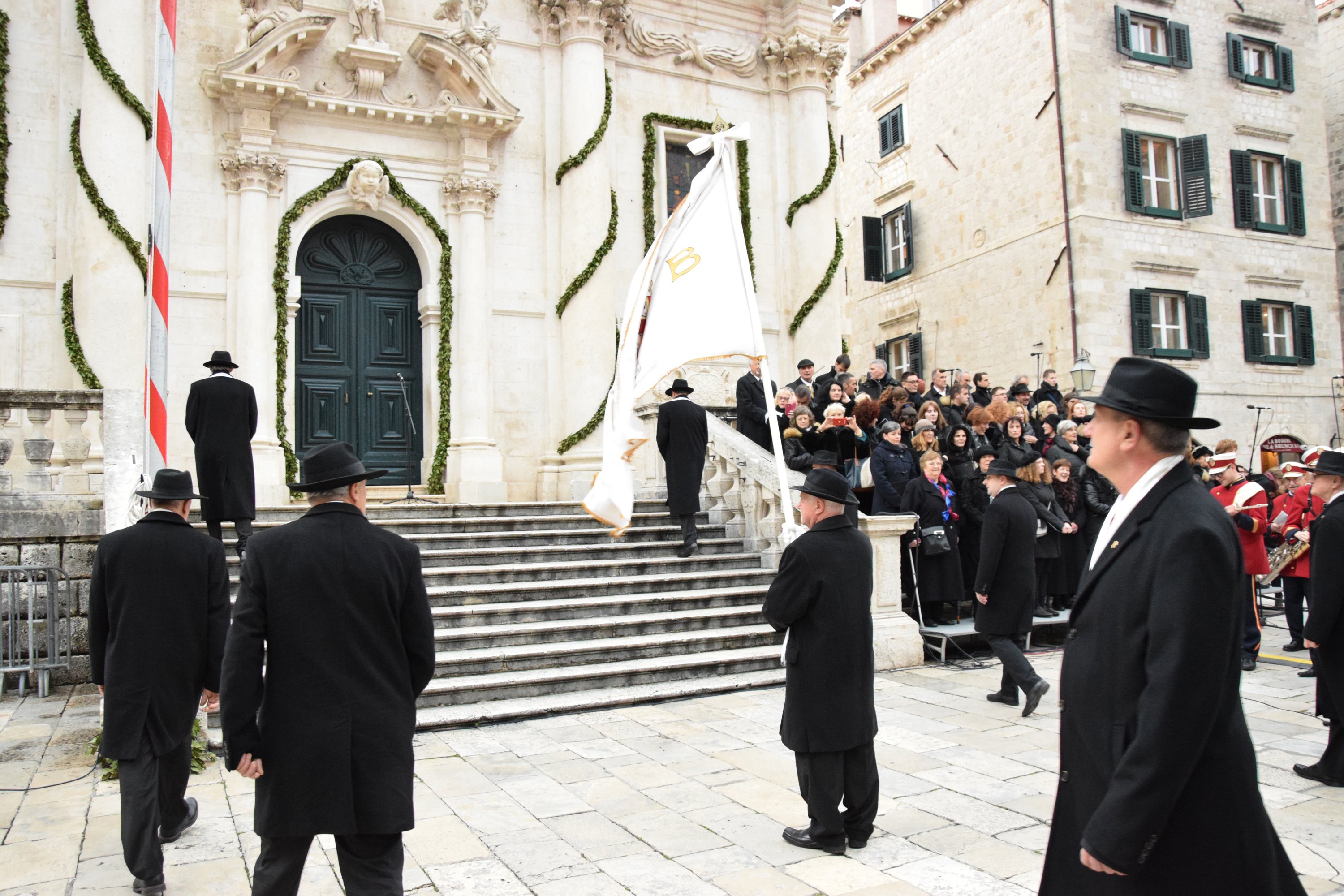 Dubrovnik, 02.02.2019. - Tradicionalnim putanjem golubica te podizanjem barjaka pred crkvom dubrovaèkog zatitnika svetog Vlaha u subotu popodne na blagdan Kandelore (Svijeænica) u Dubrovniku je otvorena 1047. Festa sv. Vlaha.
foto HINA/ Baldo MARUNÈIÆ/ ik