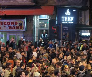 Beograd, 02.02.2019 - - U Beogradu je veèeras odran 9. prosvjedni mimohod "1 od 5 milijuna" na kojem je tisuæe graðana poduprlo zahtjeve za povlaèenje predsednika Srbije Aleksandara Vuèiæ i zatrailo da Radio televizija Srbije bude javni servis svih graðana, a ne samo vlasti. 
foto HINA/ Velimir ILIÆ/ ik