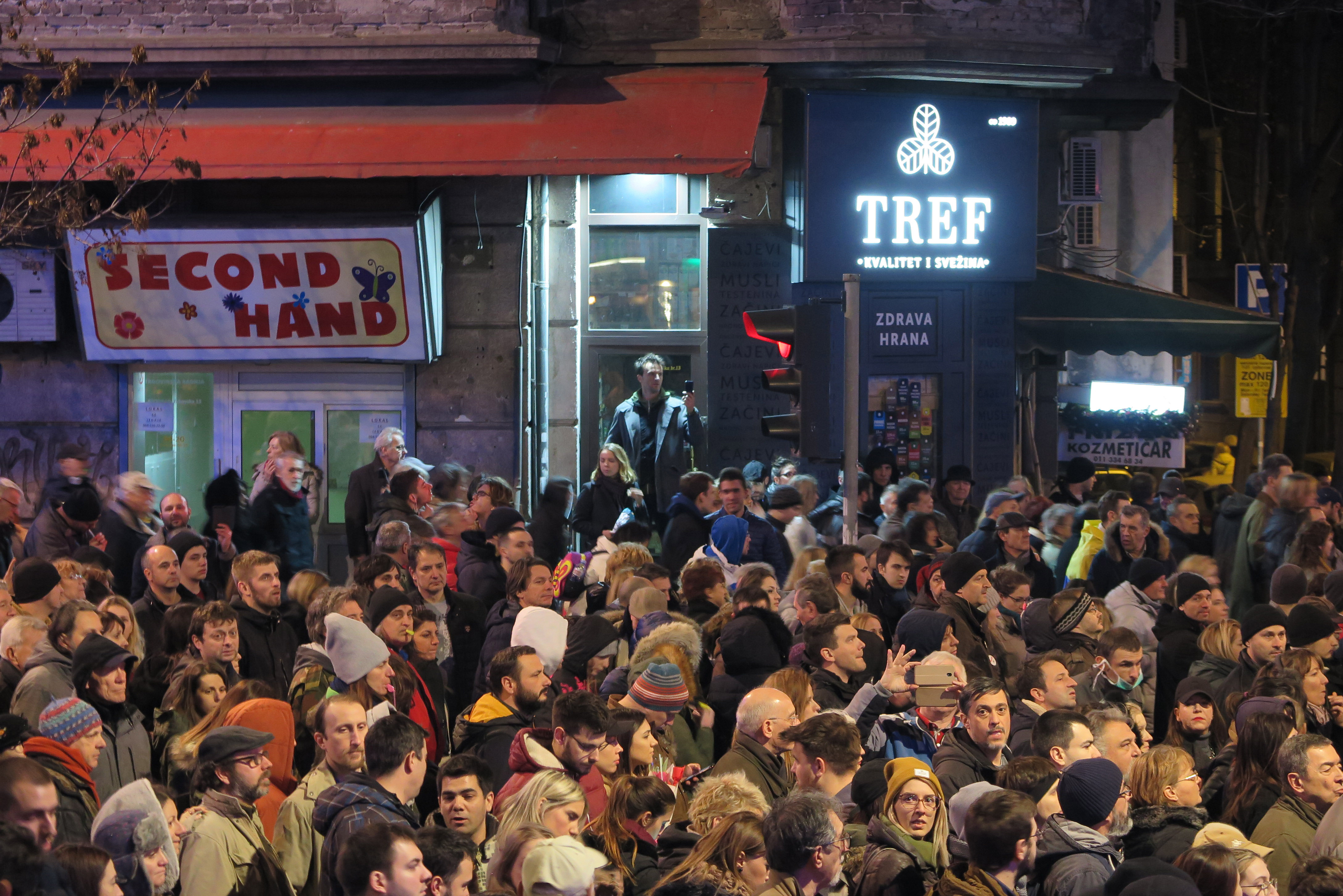 Beograd, 02.02.2019 - - U Beogradu je veèeras odran 9. prosvjedni mimohod "1 od 5 milijuna" na kojem je tisuæe graðana poduprlo zahtjeve za povlaèenje predsednika Srbije Aleksandara Vuèiæ i zatrailo da Radio televizija Srbije bude javni servis svih graðana, a ne samo vlasti. 
foto HINA/ Velimir ILIÆ/ ik