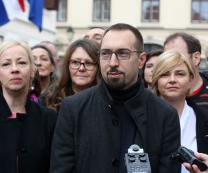 Zagreb, 03.02.2019 - Predstavljanje inicijative za osnivanje nove politièke platforme odrali su Tomislav Tomaeviæ, Sandra Benèiæ, Damir Bakiæ, Danijela Dolenec, Ðuro Capor i Iskra Mandariæ, ispred zgrade Vlade na Trgu sv. Marka. Na fotografiji Danijela Dolenec, Tomislav Tomaeviæ, Sandra Benèiæ.
foto HINA / Denis CERIÆ /dc