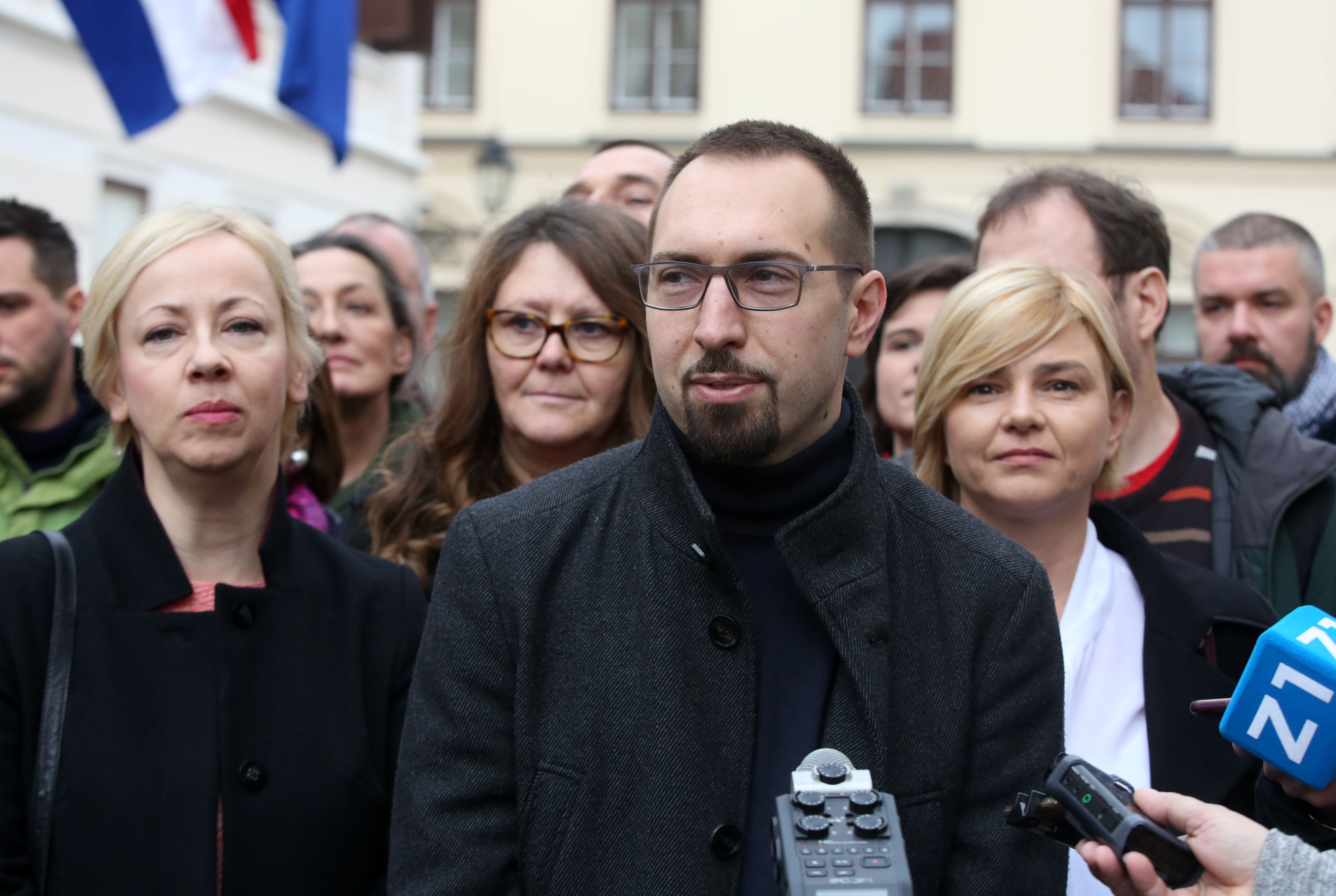 Zagreb, 03.02.2019 - Predstavljanje inicijative za osnivanje nove politièke platforme odrali su Tomislav Tomaeviæ, Sandra Benèiæ, Damir Bakiæ, Danijela Dolenec, Ðuro Capor i Iskra Mandariæ, ispred zgrade Vlade na Trgu sv. Marka. Na fotografiji Danijela Dolenec, Tomislav Tomaeviæ, Sandra Benèiæ.
foto HINA / Denis CERIÆ /dc