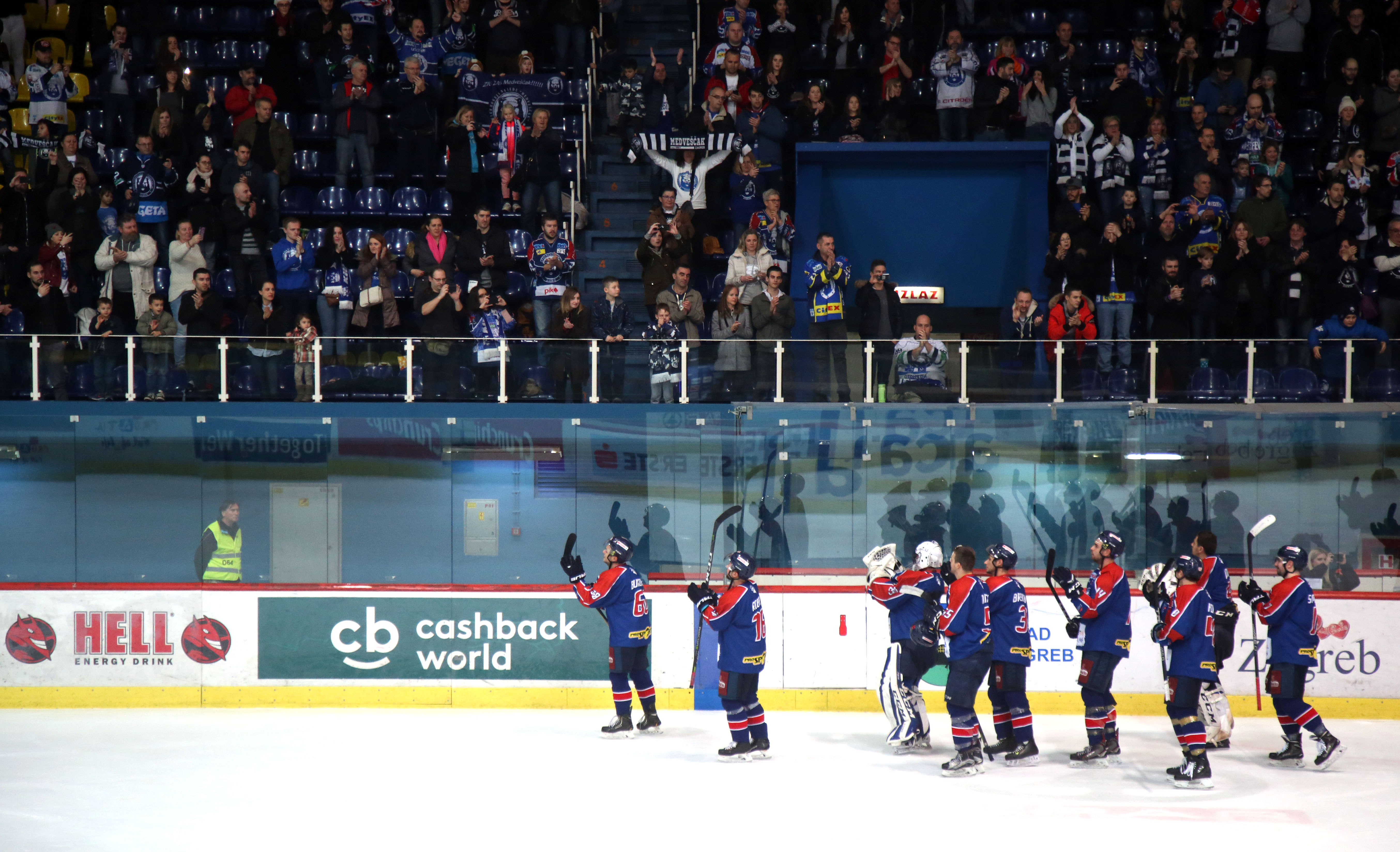 Zagreb, 03.02.2019 - Utakmica 44. kola EBEL-a Medveèak - Orli Znojmo ( Ledena dvorana Doma sportova). Na fotografiji hokejai Medveèaka se oprataju od navijaèa i Ebel lige.
foto HINA / Denis CERIÆ /dc