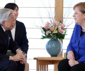 epa07344342 German Chancellor Angela Merkel (R) meets Japanese Emperor Akihito (L) at the Imperial Palace in Tokyo, Japan, 05 February 2019. Merkel is currently on a two-day official visit to Japan.  EPA/JIJI PRESS JAPAN OUT EDITORIAL USE ONLY/  NO ARCHIVES