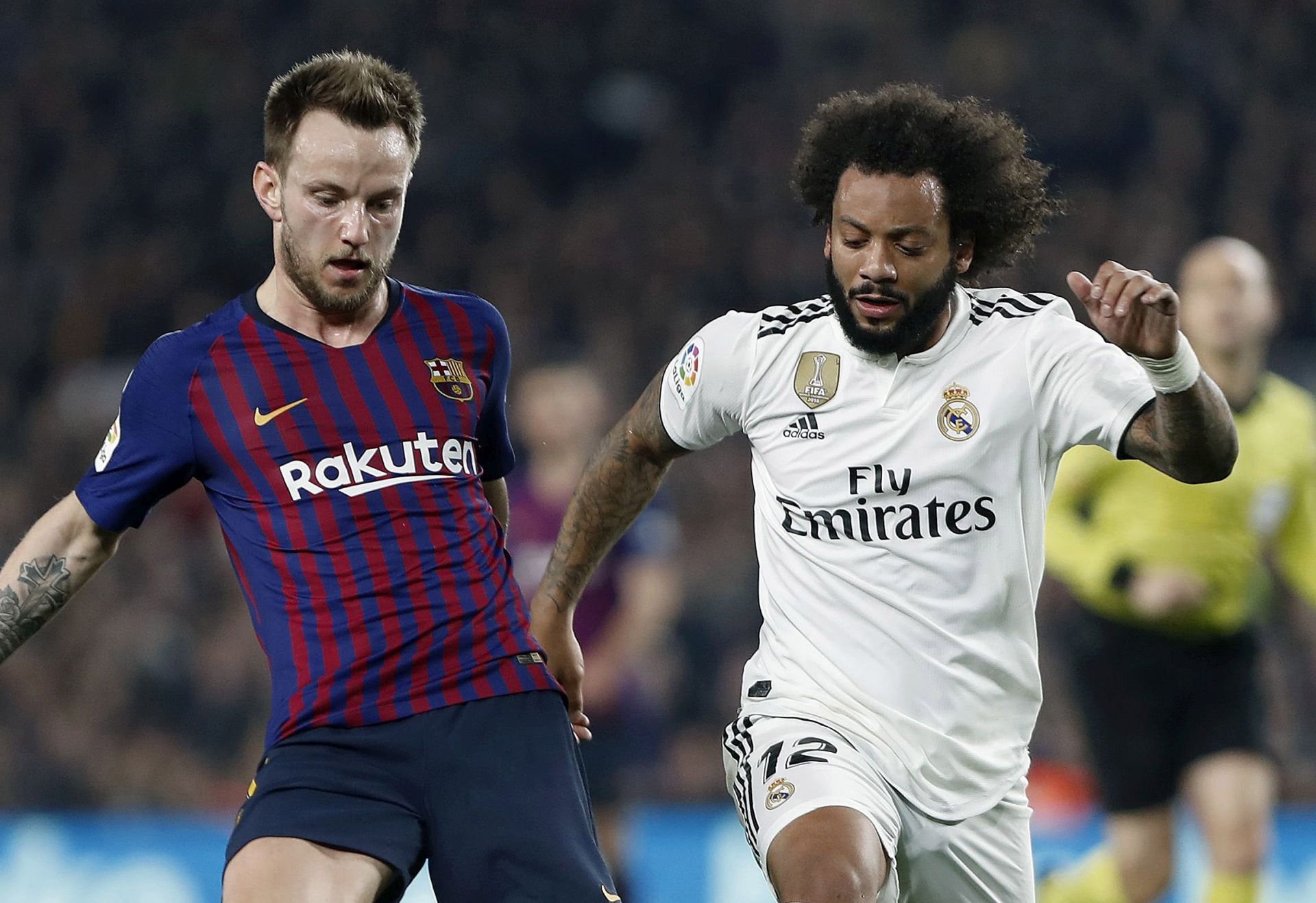 epa07348705 Real Madrid's Marcelo (R) in action against FC Barcelona's Ivan Rakitic (L) during a Spanish King's Cup semifinal first leg soccer match between FC Barcelona and Real Madrid at the Nou Camp stadium in Barcelona, Catalonia, north eastern Spain, 06 February.  EPA/ANDREU DALMAU