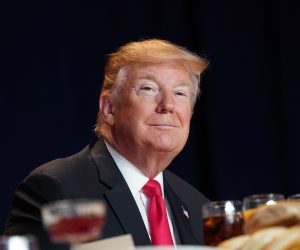 epa07350117 US President Donald J. Trump attends the 2019 National Prayer Breakfast in Washington DC, USA, 07 February 2019.  EPA/CHRIS KLEPONIS / POOL