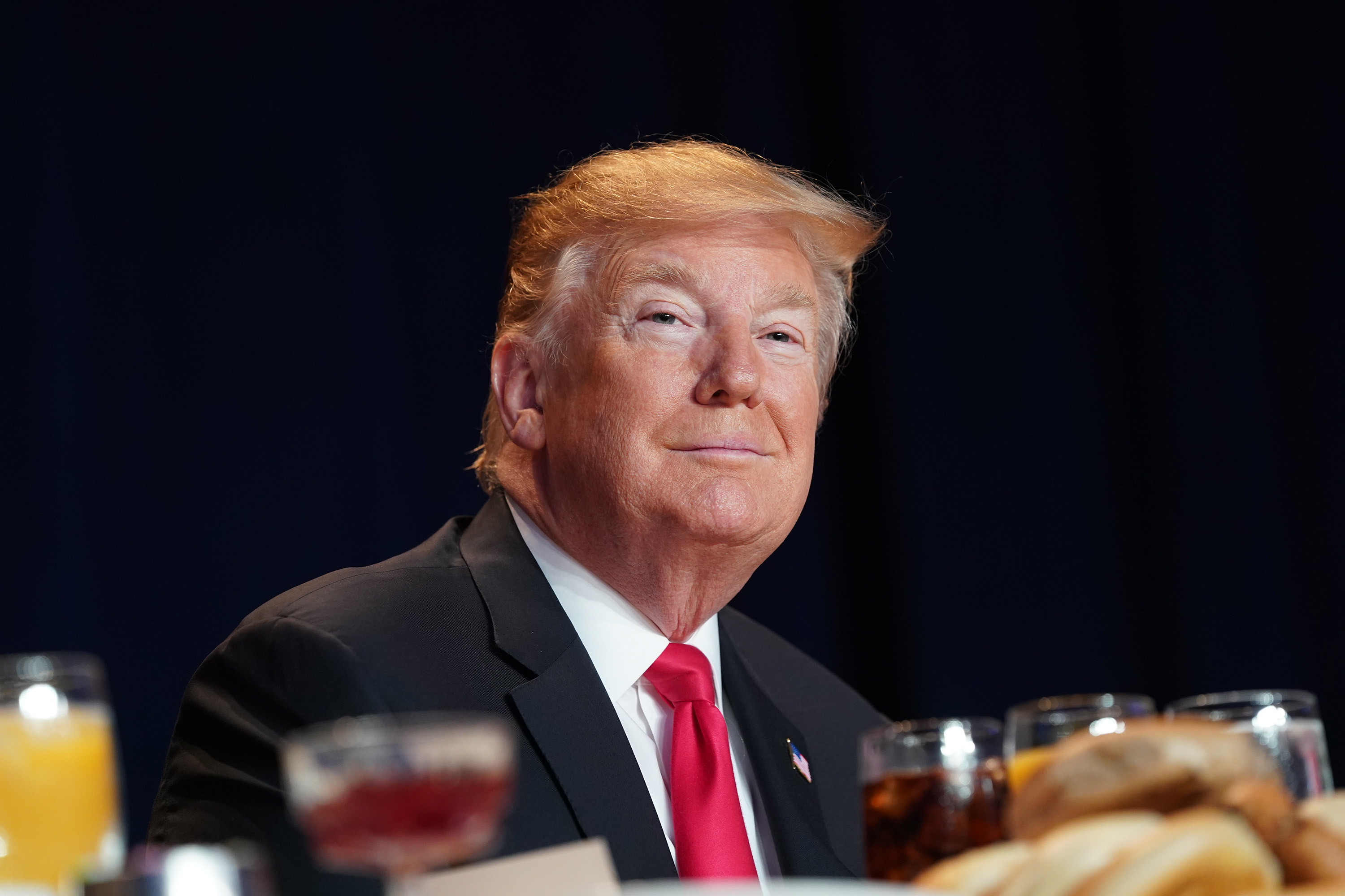 epa07350117 US President Donald J. Trump attends the 2019 National Prayer Breakfast in Washington DC, USA, 07 February 2019.  EPA/CHRIS KLEPONIS / POOL