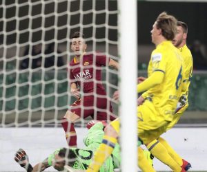 epa07353653 Roma's Stephan El Shaarawy (L, top) scores the 0-1 lead during the Italian Serie A soccer match between Chievo Verona and AS Roma at Bentegodi stadium in Verona, Italy, 08 February 2019.  EPA/FILIPPO VENEZIA