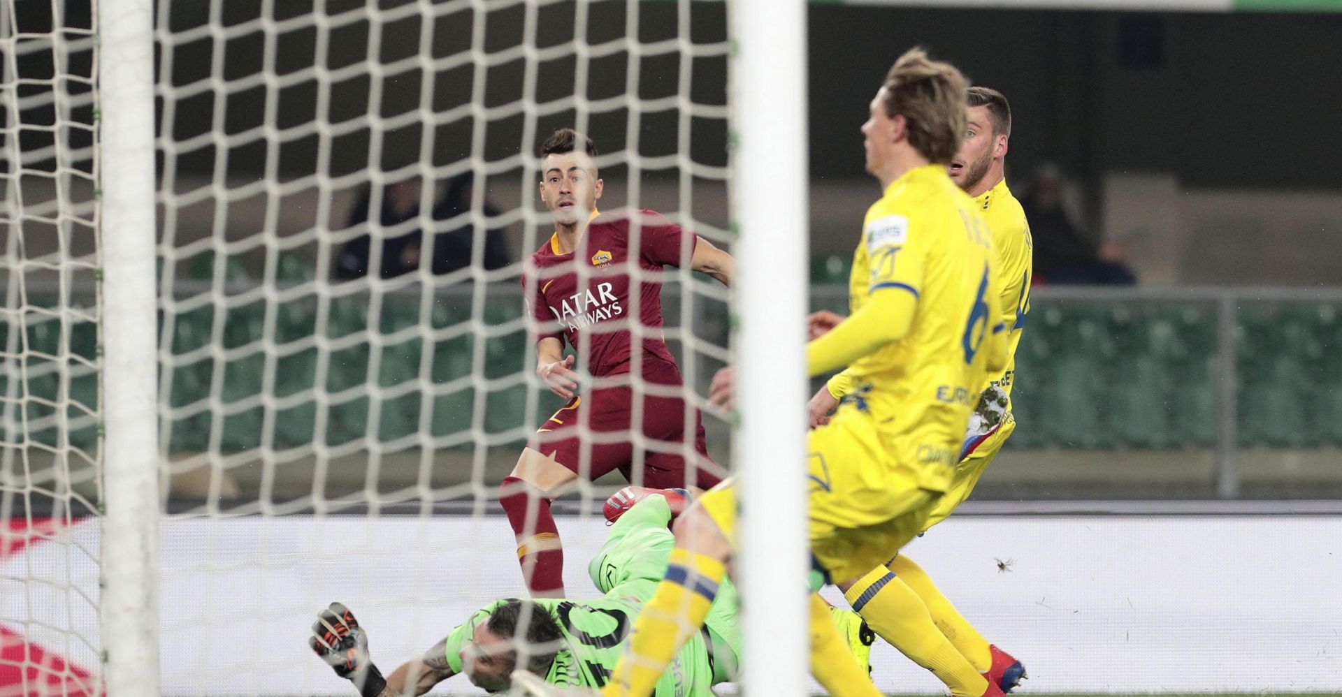 epa07353653 Roma's Stephan El Shaarawy (L, top) scores the 0-1 lead during the Italian Serie A soccer match between Chievo Verona and AS Roma at Bentegodi stadium in Verona, Italy, 08 February 2019.  EPA/FILIPPO VENEZIA